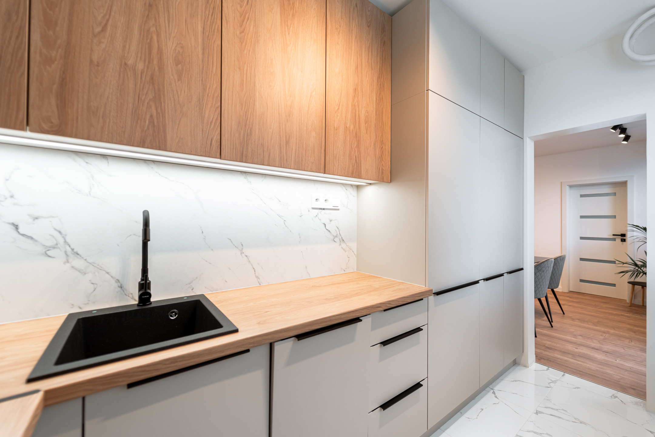 Ponúkame Vám novozrekonštruovaný 4i byt s loggiou na 5. poschodí pri Novej nemocnici.