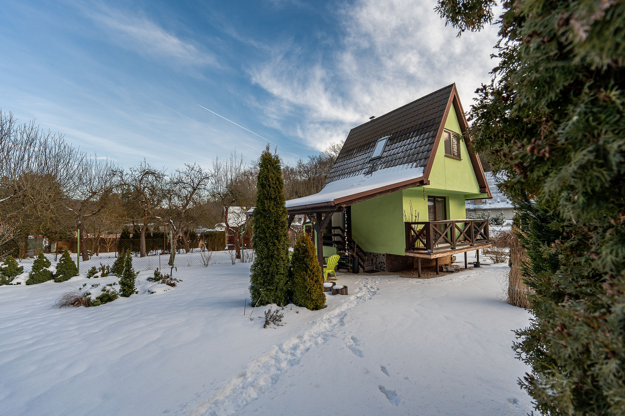 Ponúkame Vám na predaj krásnu murovanú dvojpodlažnú chatu v Košickej Novej Vsi.