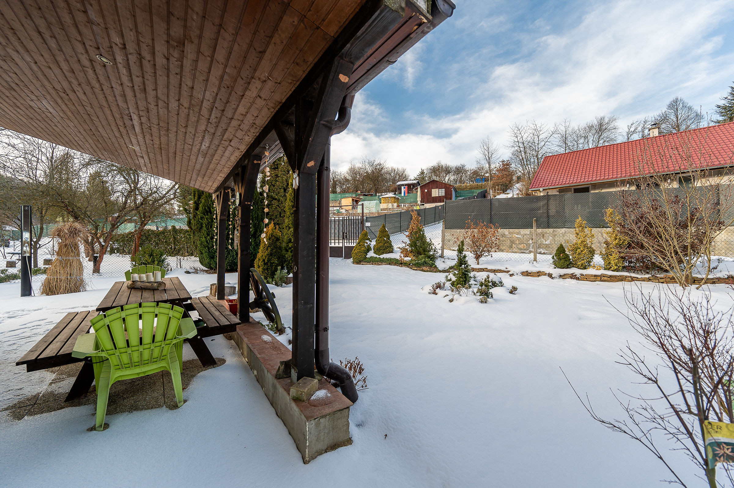 Ponúkame Vám na predaj krásnu murovanú dvojpodlažnú chatu v Košickej Novej Vsi.