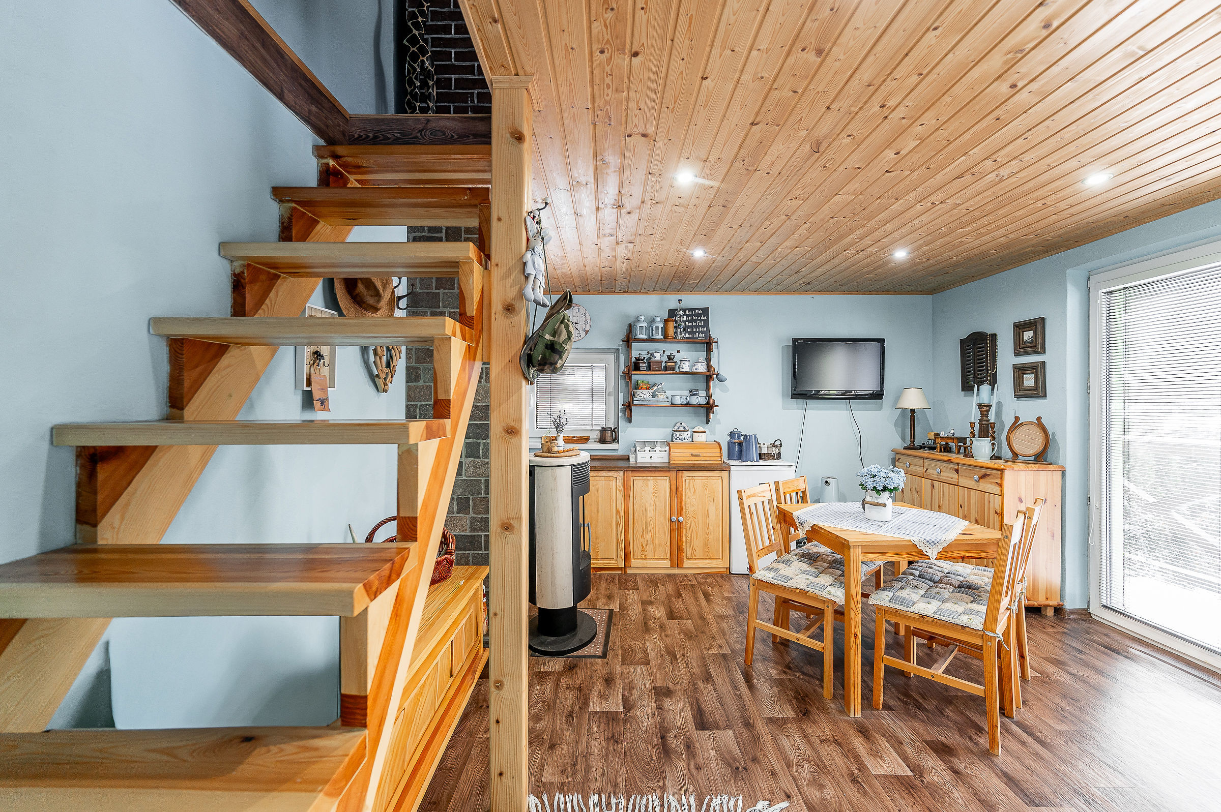 Ponúkame Vám na predaj krásnu murovanú dvojpodlažnú chatu v Košickej Novej Vsi.