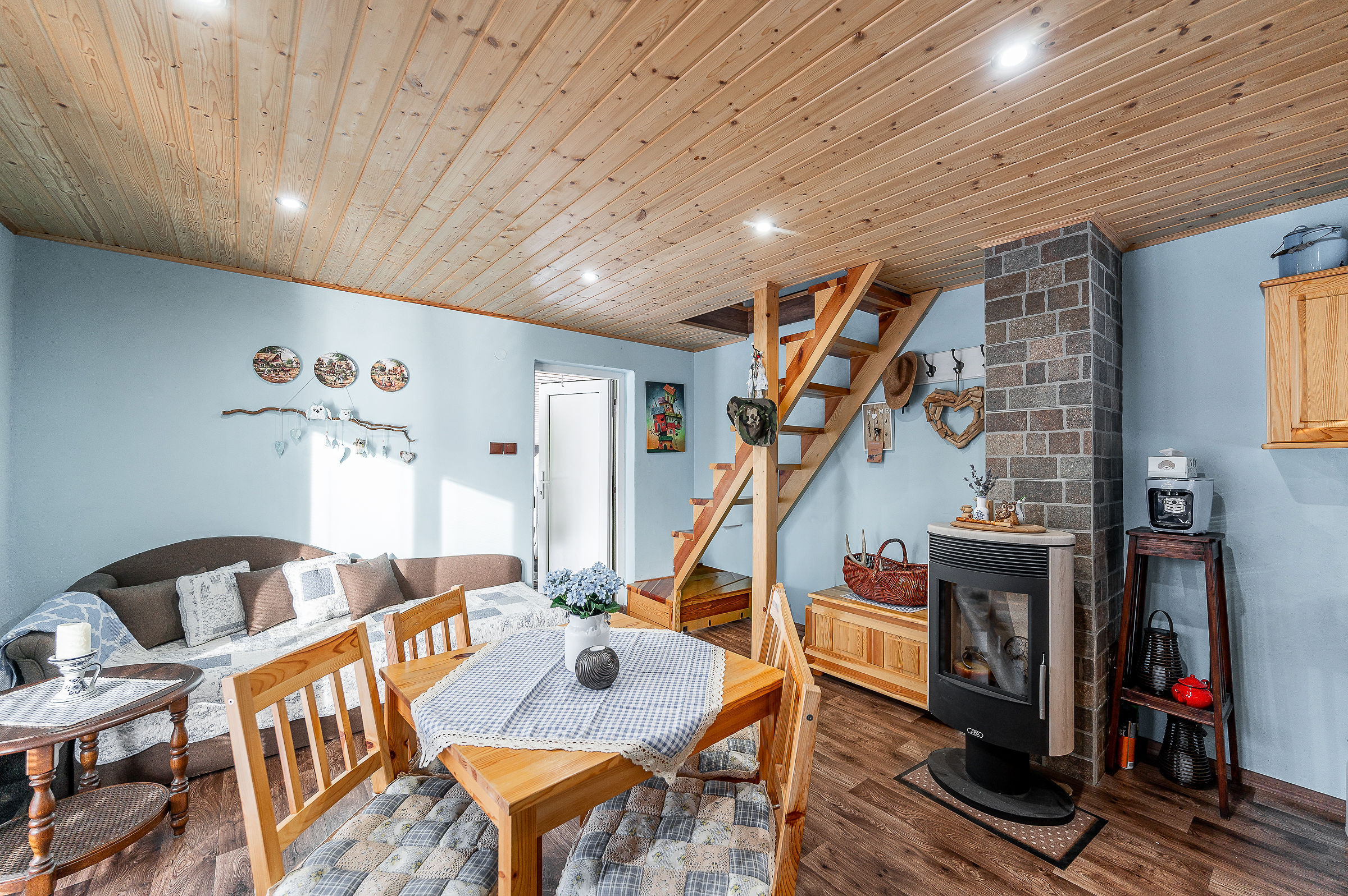 Ponúkame Vám na predaj krásnu murovanú dvojpodlažnú chatu v Košickej Novej Vsi.