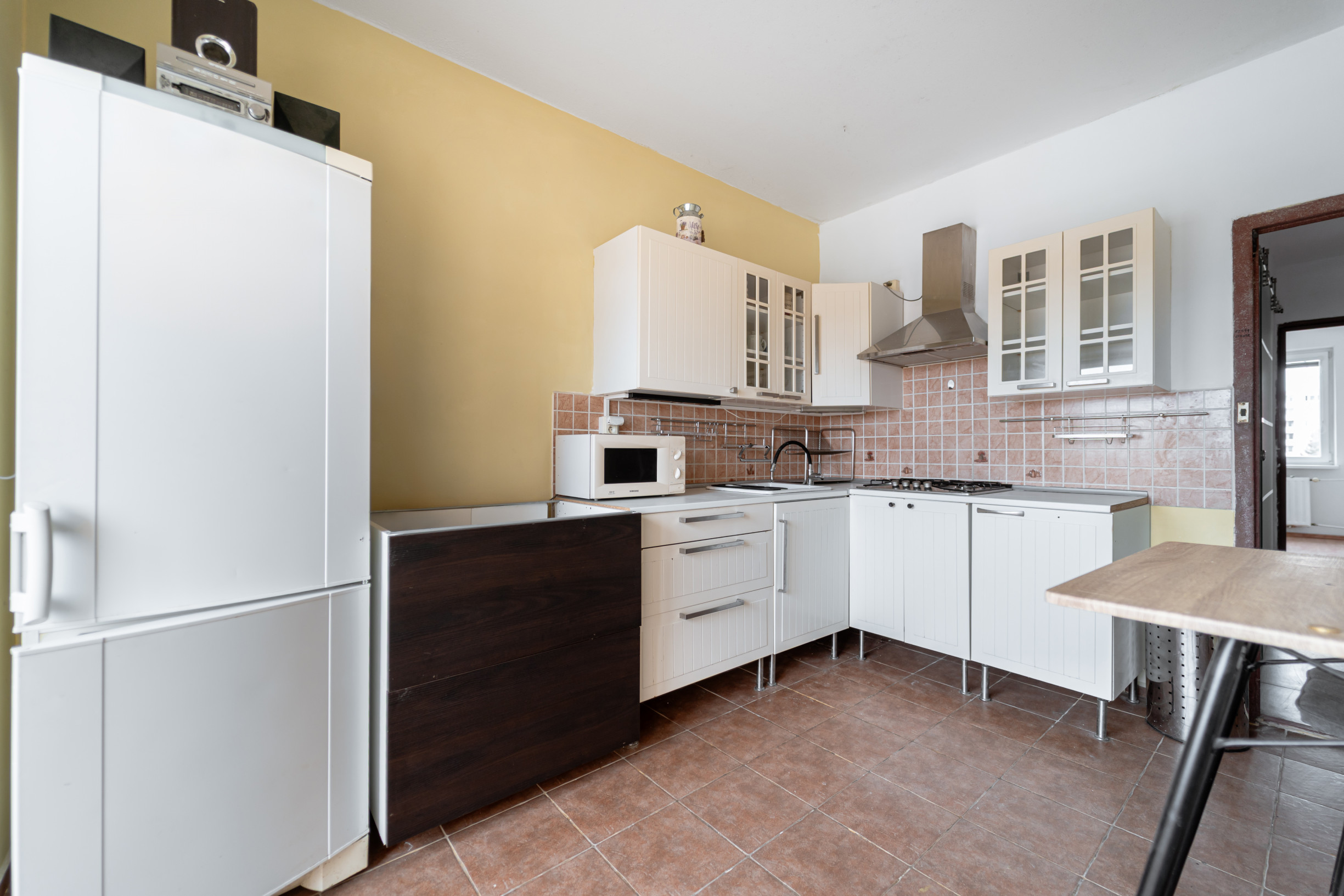 Ponúkame Vám priestranný 4i byt s loggiou na 7. poschodí na sídlisku KVP – Klimkovičova ul.