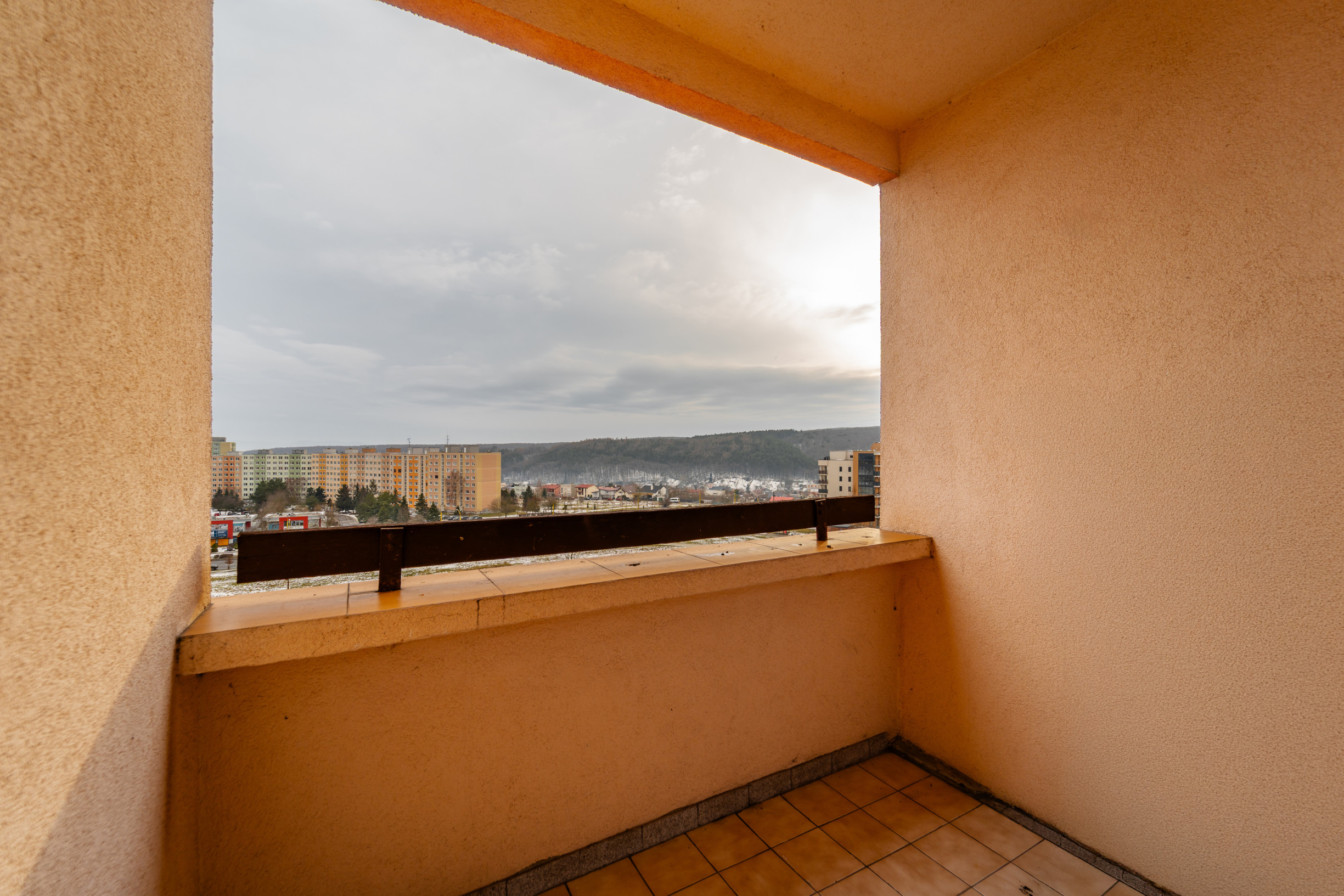 Ponúkame Vám priestranný 4i byt s loggiou na 7. poschodí na sídlisku KVP – Klimkovičova ul.