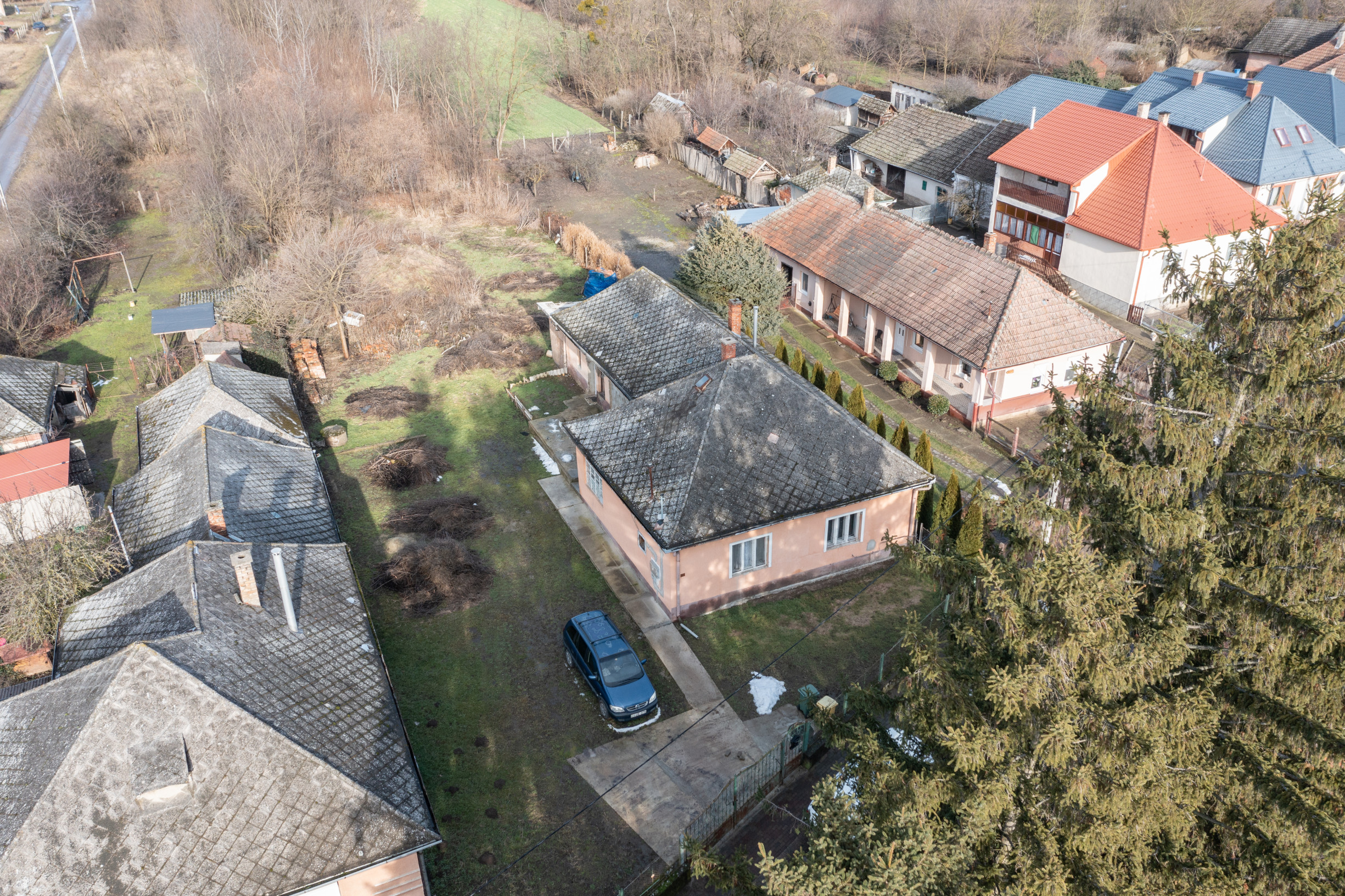 EXKLUZÍVNE vám ponúkame na predaj  rodinný dom v pôvodnom stave v obci Karcsa (Maďarsko)