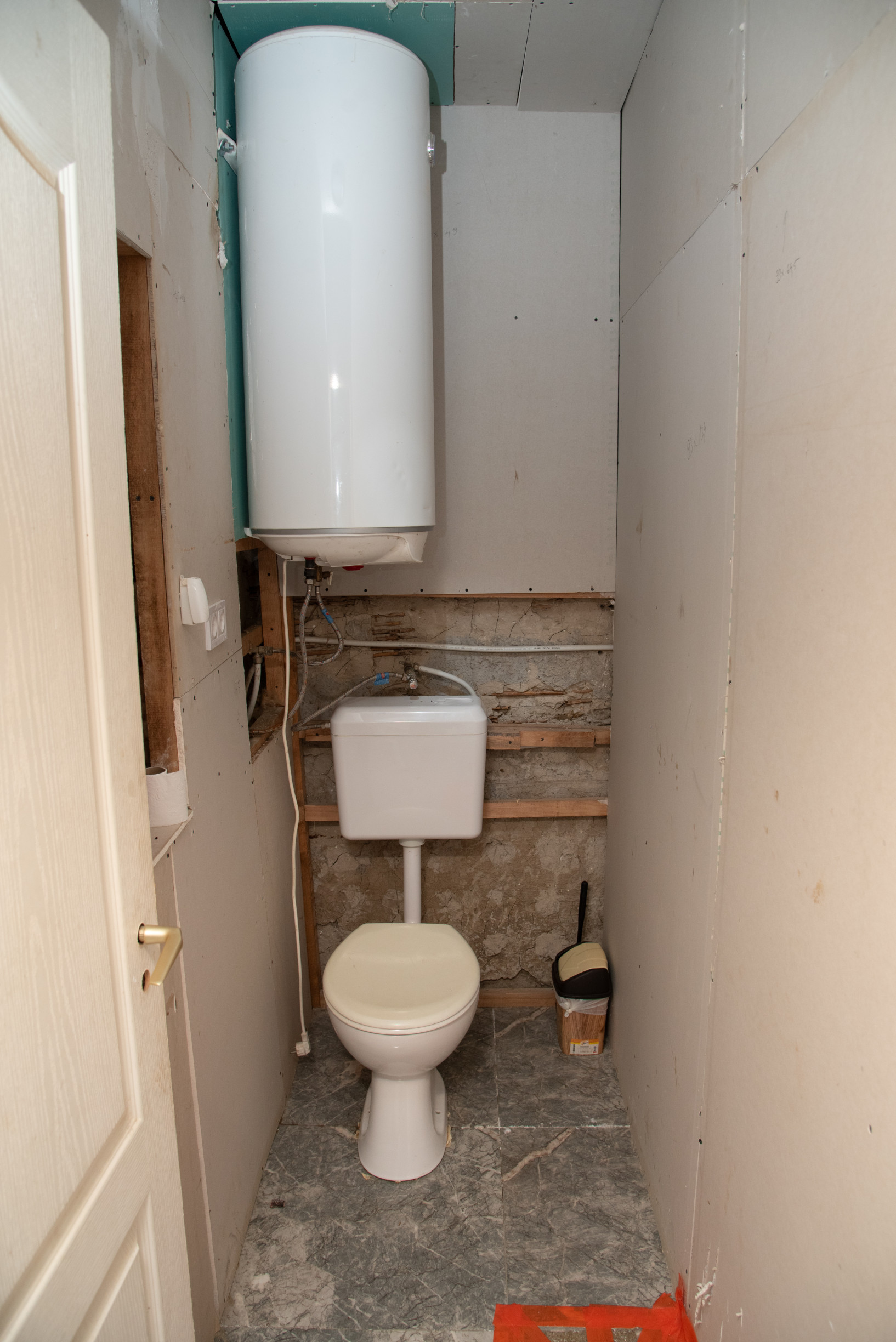 EXKLUZÍVNE vám ponúkame na predaj  rodinný dom v pôvodnom stave v obci Karcsa (Maďarsko)