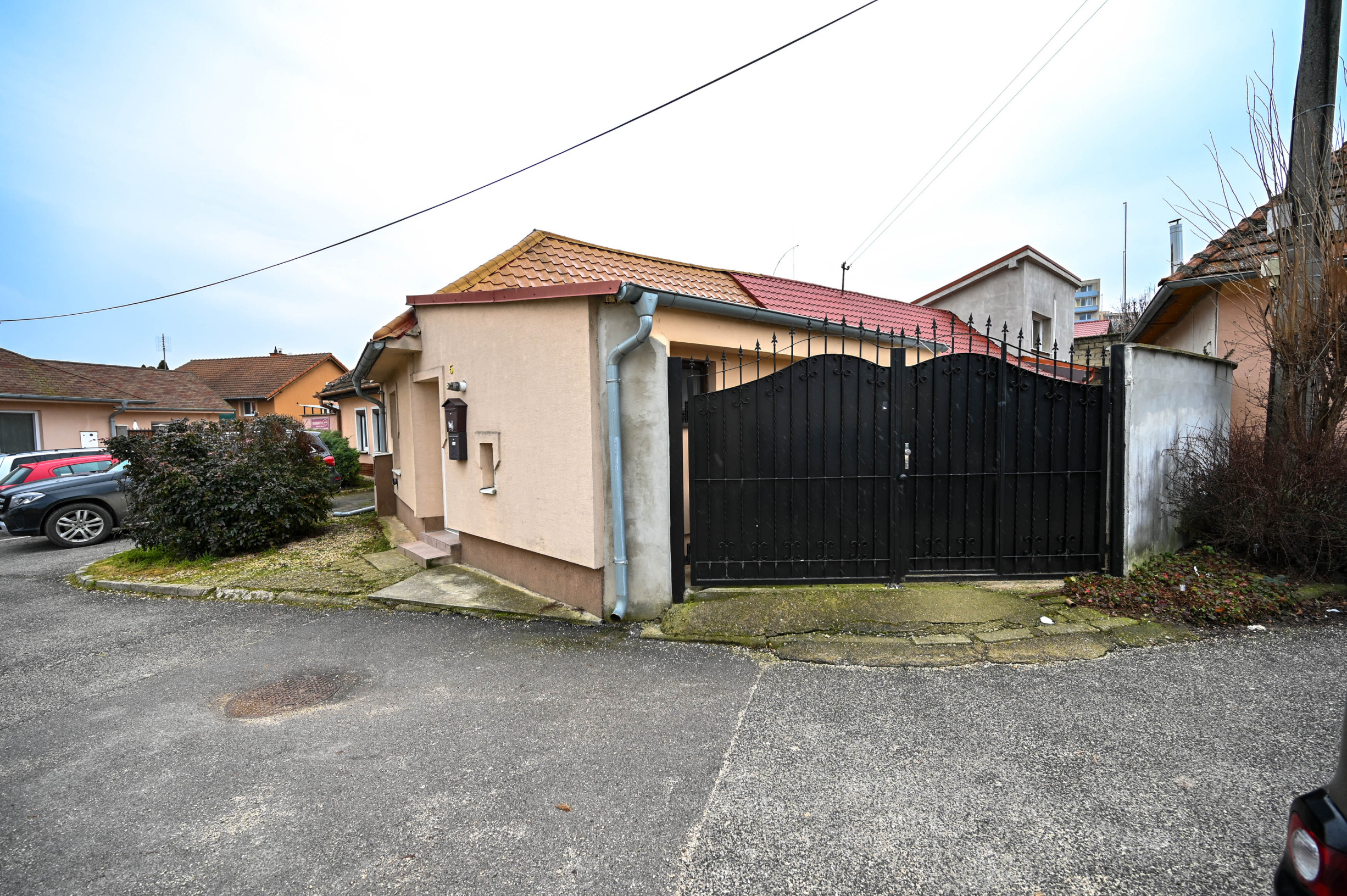 PREDAJ, INVESTIČNÁ NEHNUTEĽNOSŤ S OKAMŽITÝM VÝNOSOM, RODINNÝ DOM – 3 BYTOVÉ JEDNOTKY POD JEDNOU STRECHOU, Hlohovec