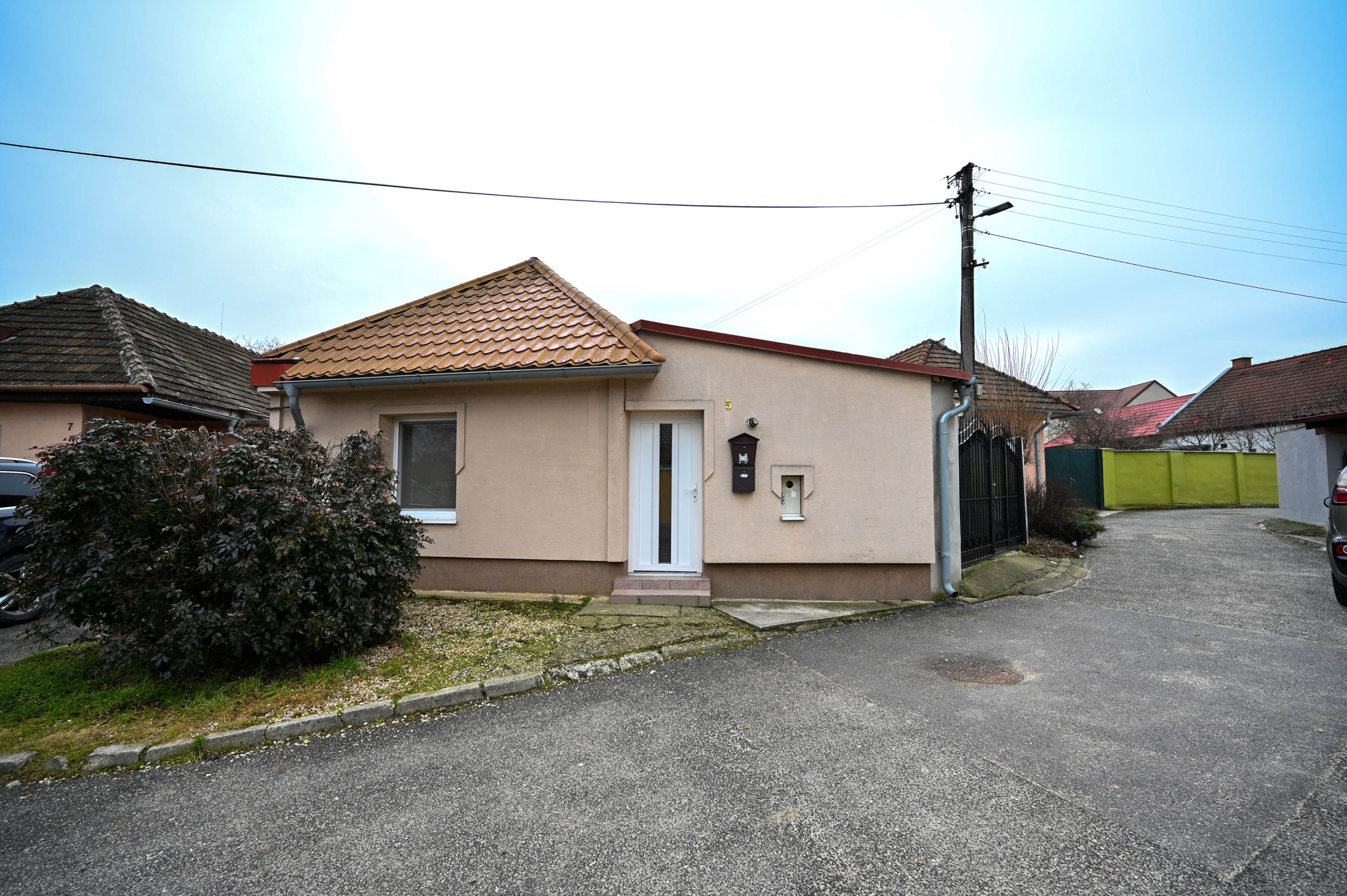 PREDAJ, INVESTIČNÁ NEHNUTEĽNOSŤ S OKAMŽITÝM VÝNOSOM, RODINNÝ DOM – 3 BYTOVÉ JEDNOTKY POD JEDNOU STRECHOU, Hlohovec