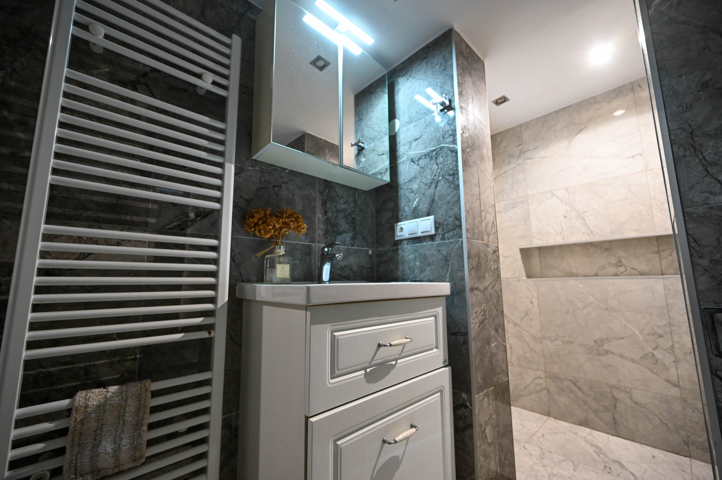 PREDAJ, INVESTIČNÁ NEHNUTEĽNOSŤ S OKAMŽITÝM VÝNOSOM, RODINNÝ DOM – 3 BYTOVÉ JEDNOTKY POD JEDNOU STRECHOU, Hlohovec