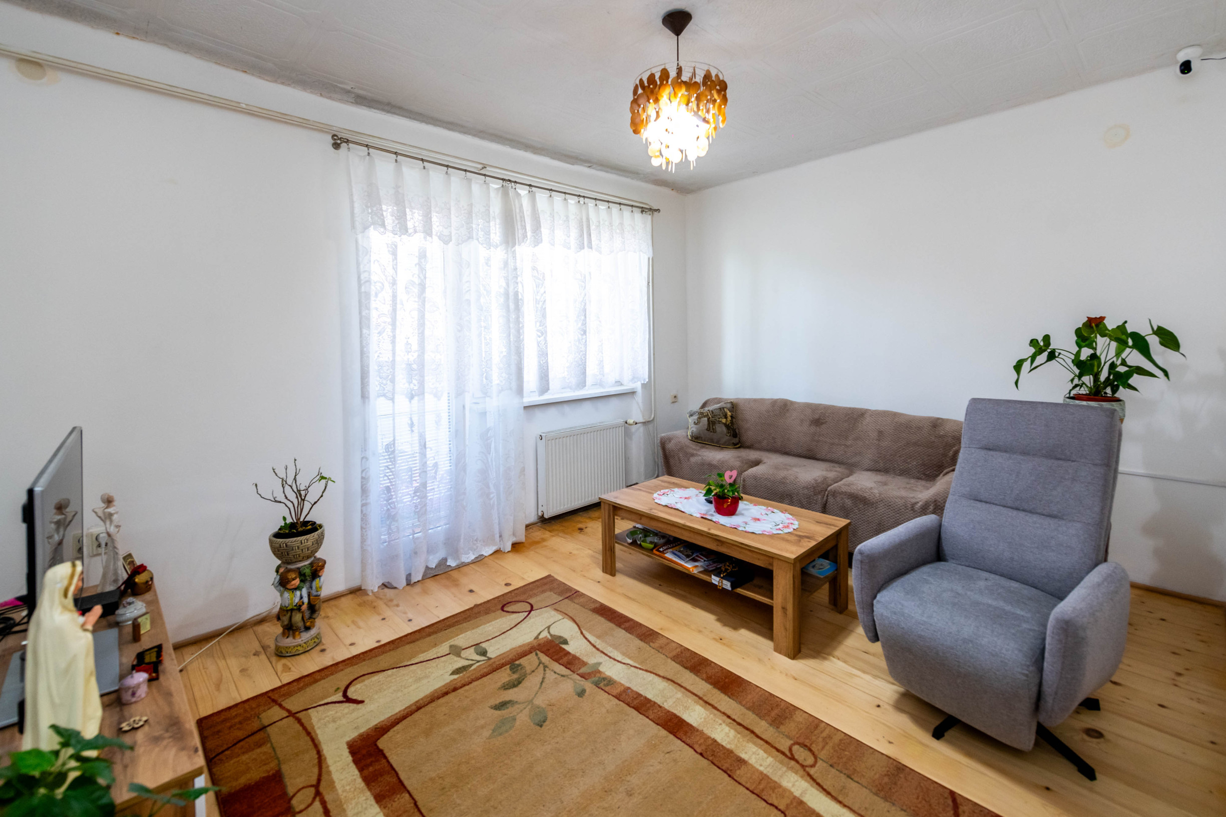 Exkluzívne Vám ponúkame na predaj 3 izbový byt s loggiou a záhradkou v Kamenici nad Cirochou.