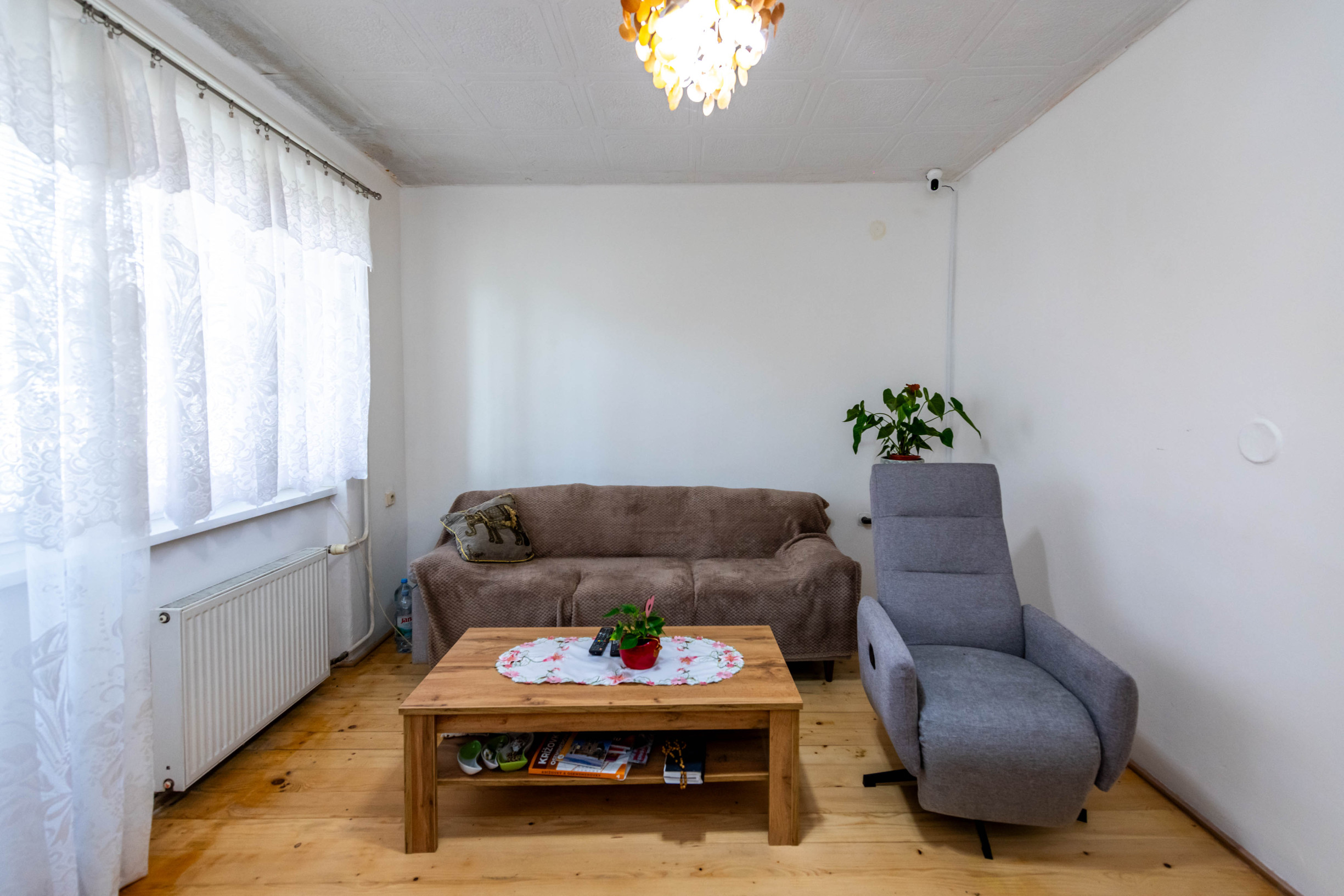 Exkluzívne Vám ponúkame na predaj 3 izbový byt s loggiou a záhradkou v Kamenici nad Cirochou.