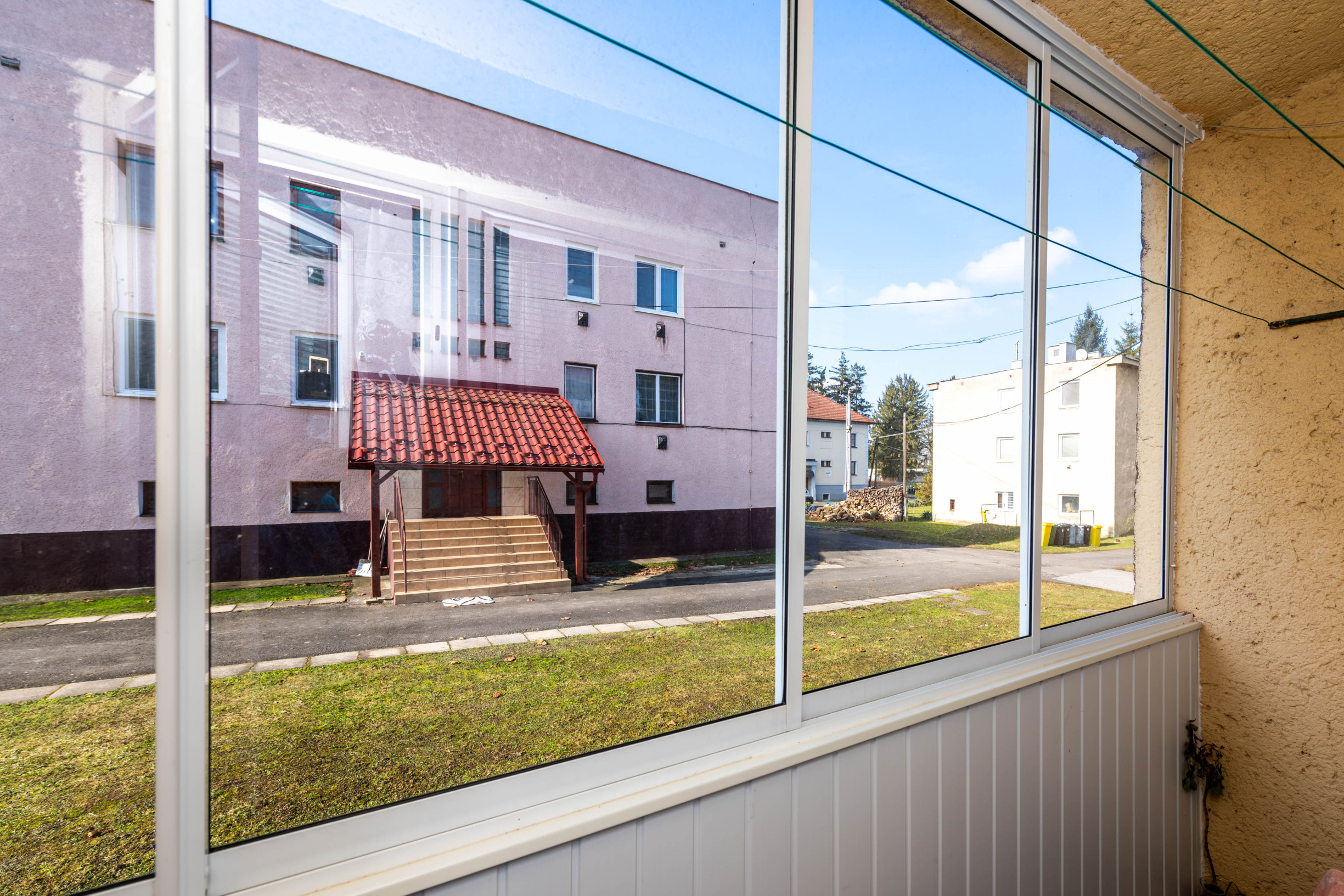 Exkluzívne Vám ponúkame na predaj 3 izbový byt s loggiou a záhradkou v Kamenici nad Cirochou.
