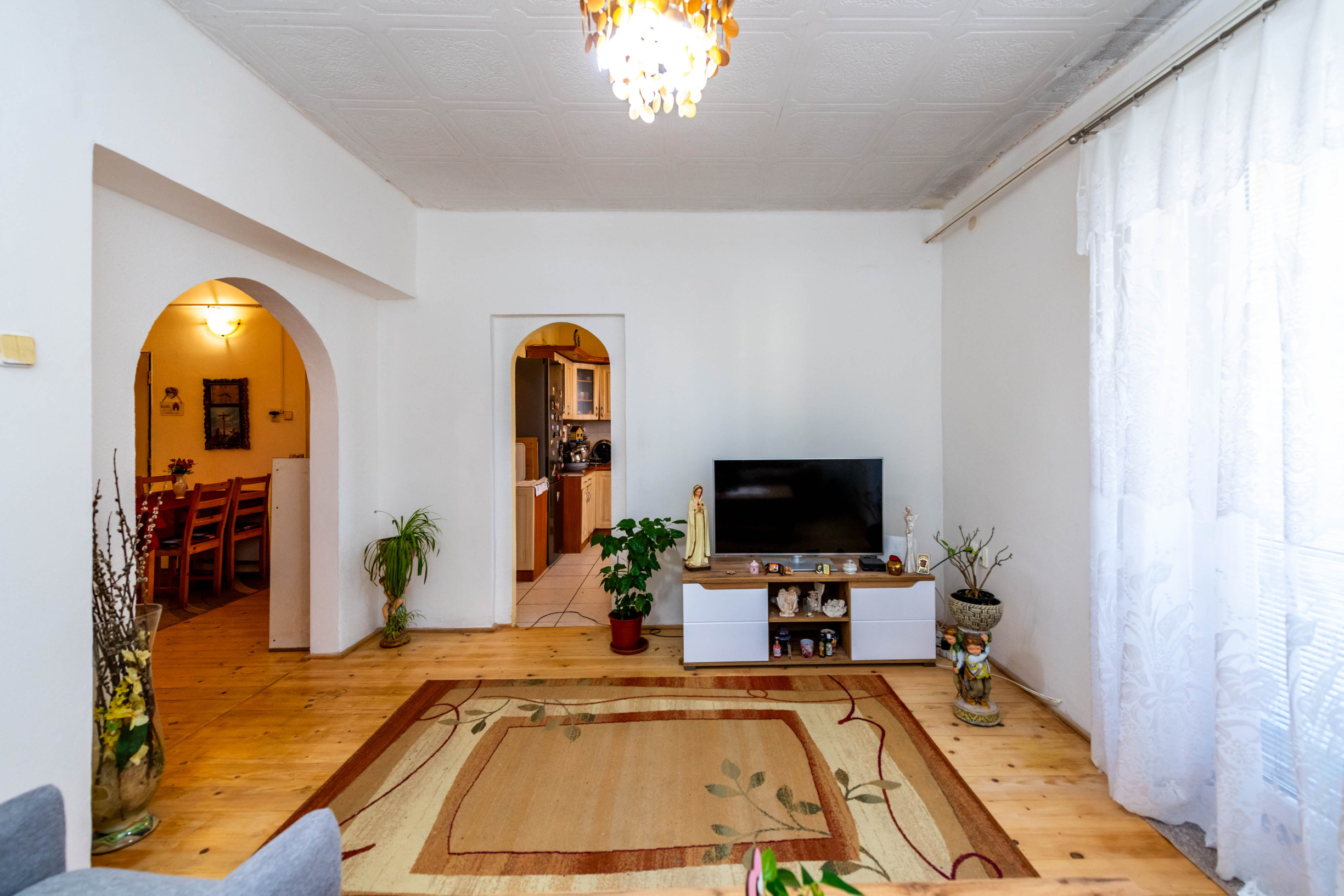 Exkluzívne Vám ponúkame na predaj 3 izbový byt s loggiou a záhradkou v Kamenici nad Cirochou.