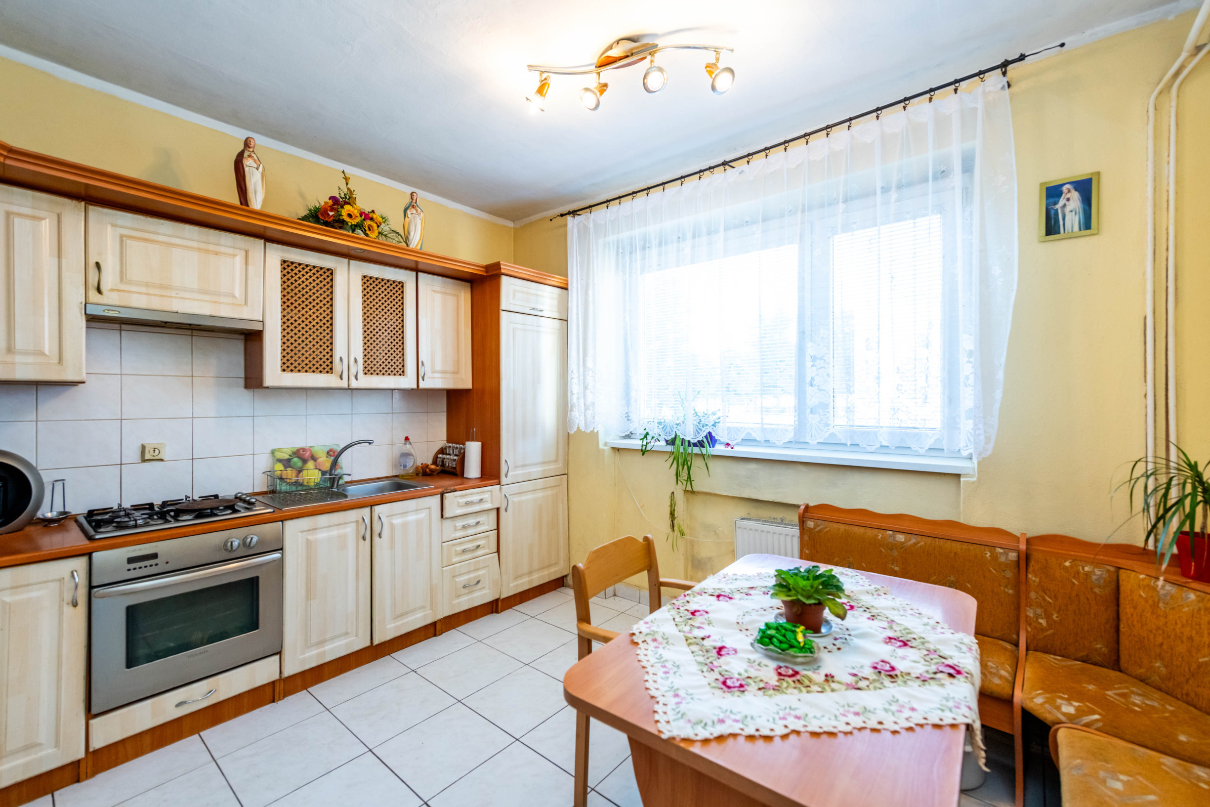 Exkluzívne Vám ponúkame na predaj 3 izbový byt s loggiou a záhradkou v Kamenici nad Cirochou.