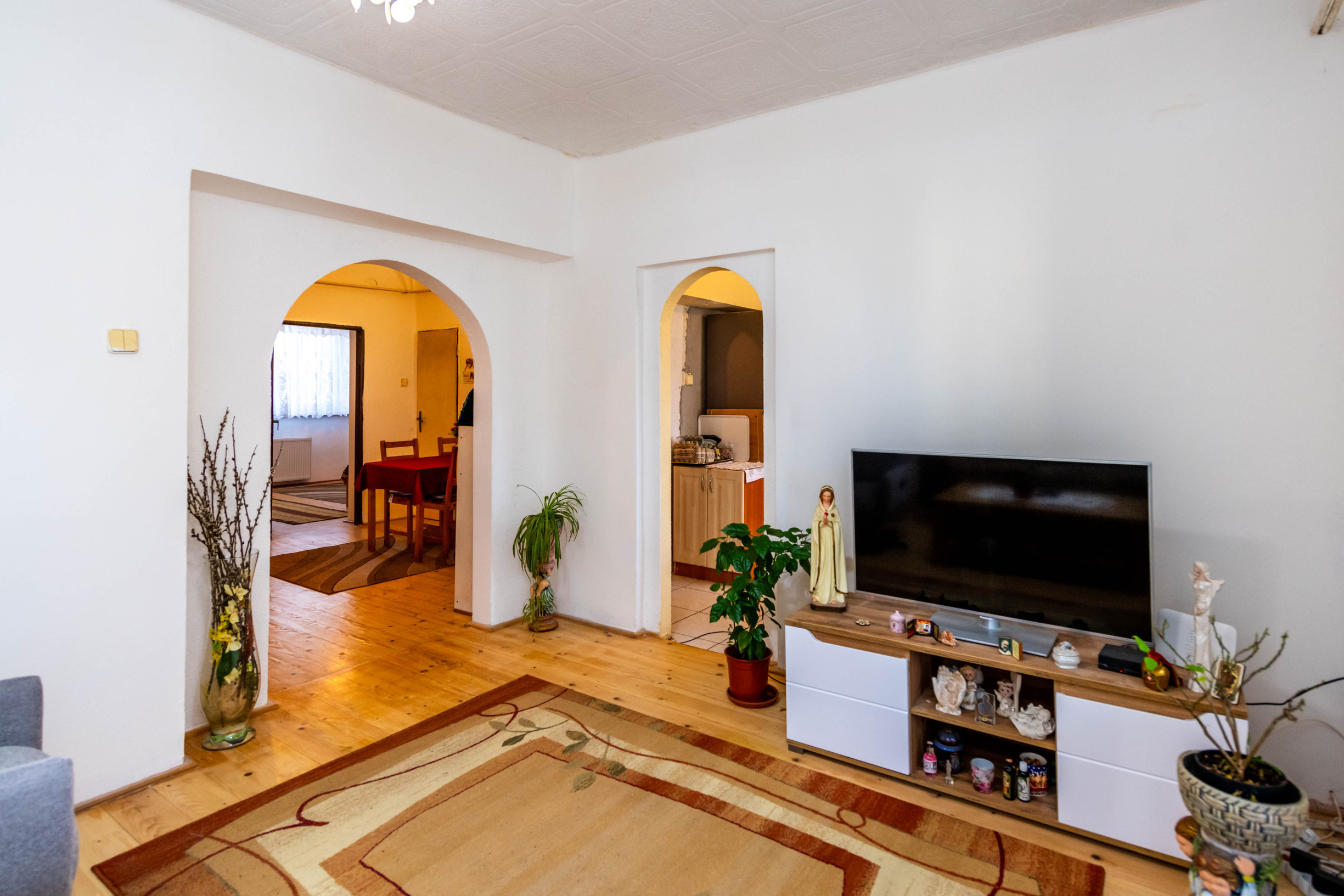 Exkluzívne Vám ponúkame na predaj 3 izbový byt s loggiou a záhradkou v Kamenici nad Cirochou.