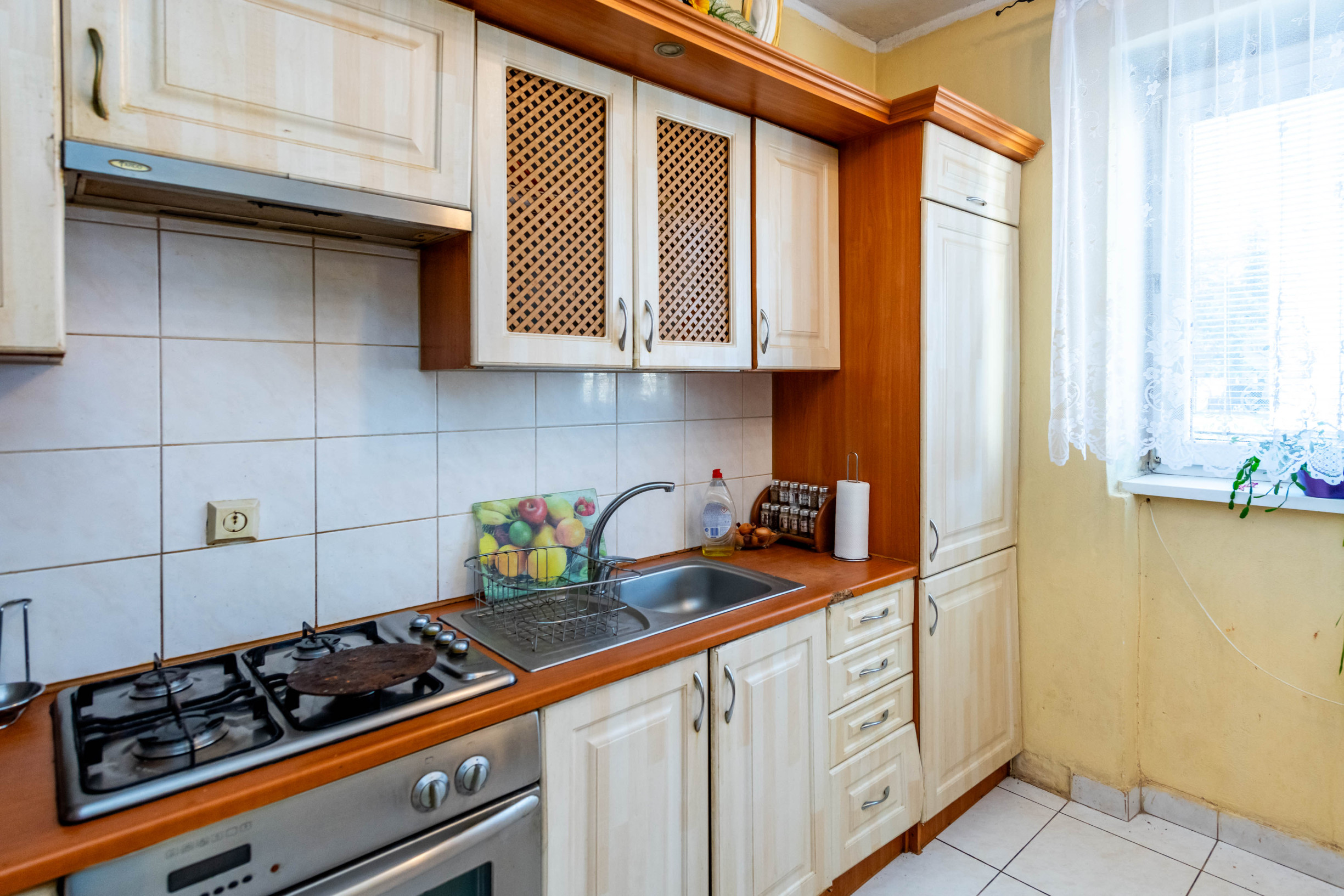 Exkluzívne Vám ponúkame na predaj 3 izbový byt s loggiou a záhradkou v Kamenici nad Cirochou.