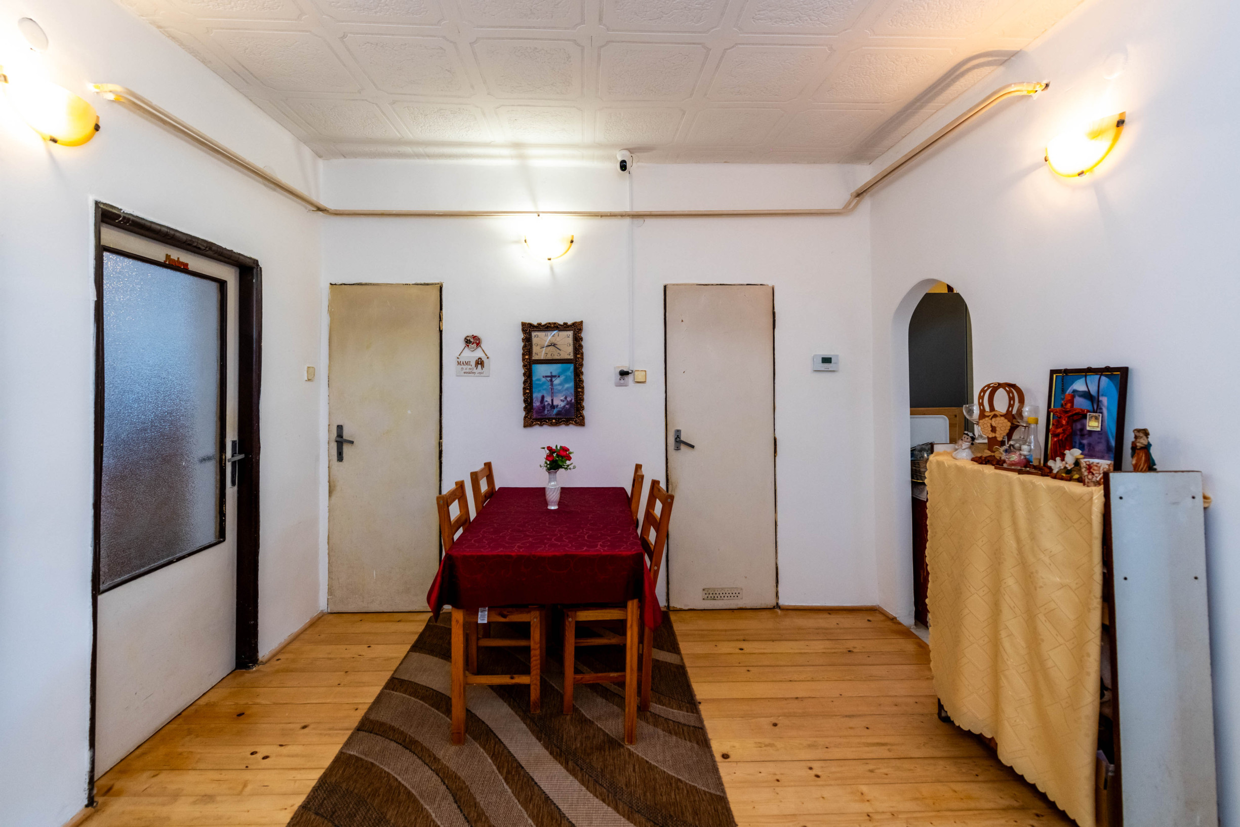 Exkluzívne Vám ponúkame na predaj 3 izbový byt s loggiou a záhradkou v Kamenici nad Cirochou.