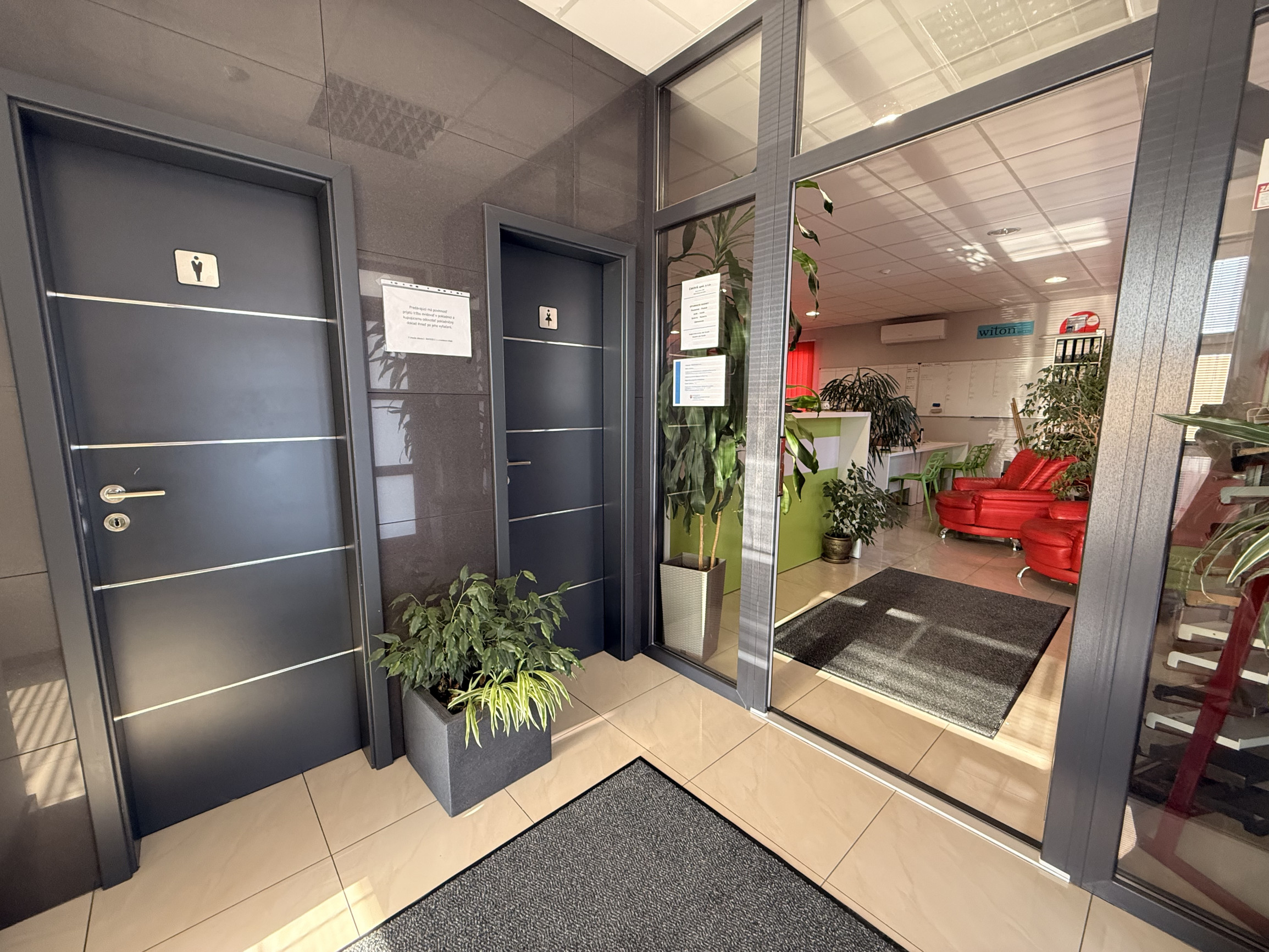 Ponúkane  na prenájom multifunkčný obchodno-administratívny priestor vo Vranove nad Topľou.