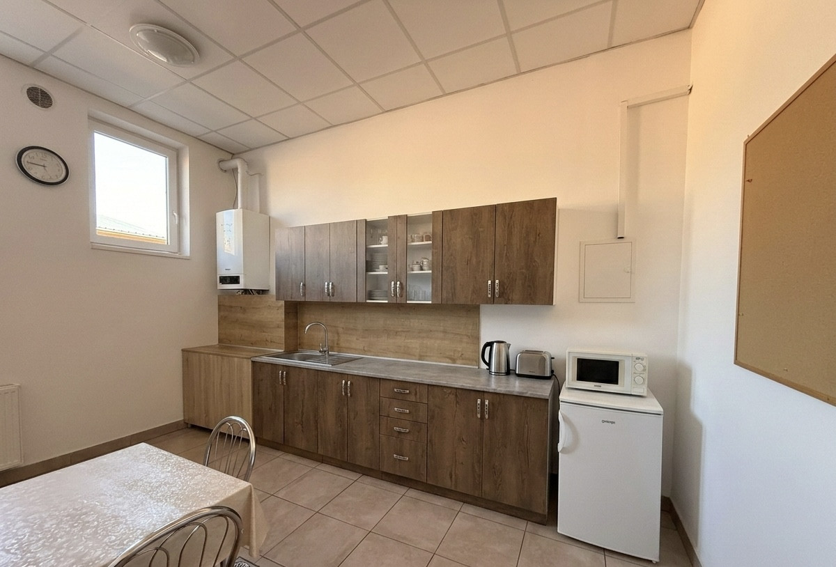 Ponúkane na prenájom priestranný obchodno-skladový priestor na Budovateľskej ulici vo Vranove nad Topľou