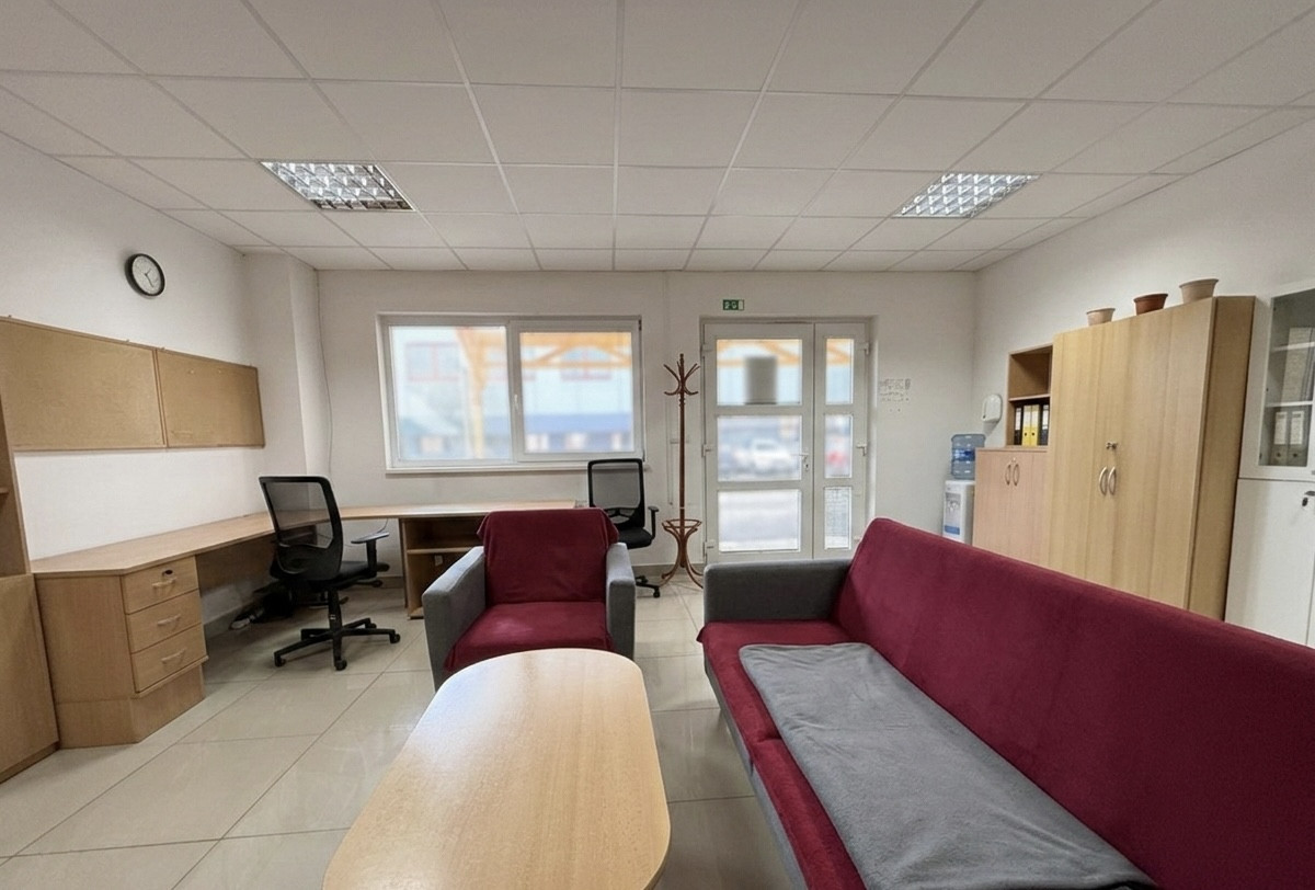 Ponúkane na prenájom priestranný obchodno-skladový priestor na Budovateľskej ulici vo Vranove nad Topľou