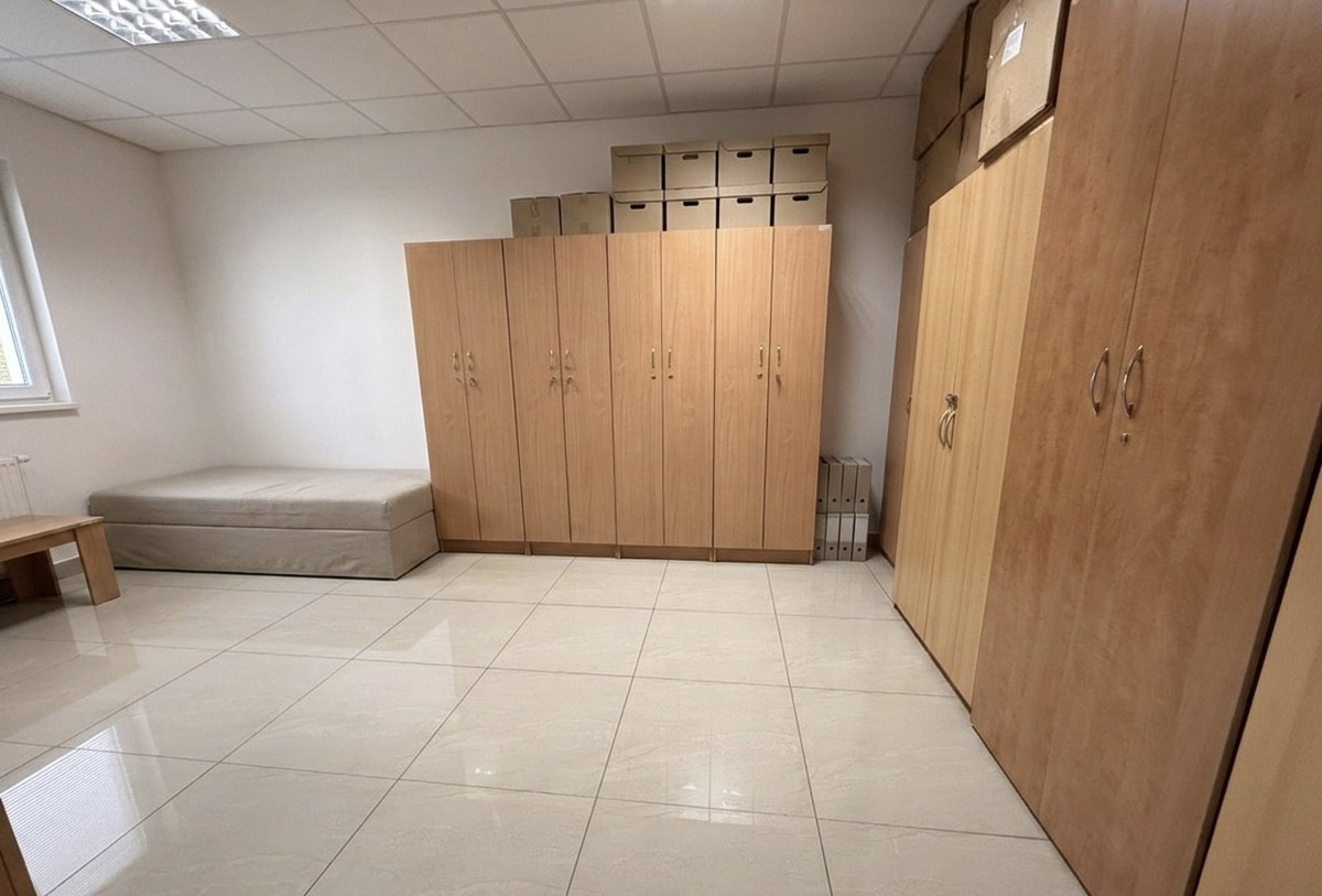 Ponúkane na prenájom priestranný obchodno-skladový priestor na Budovateľskej ulici vo Vranove nad Topľou