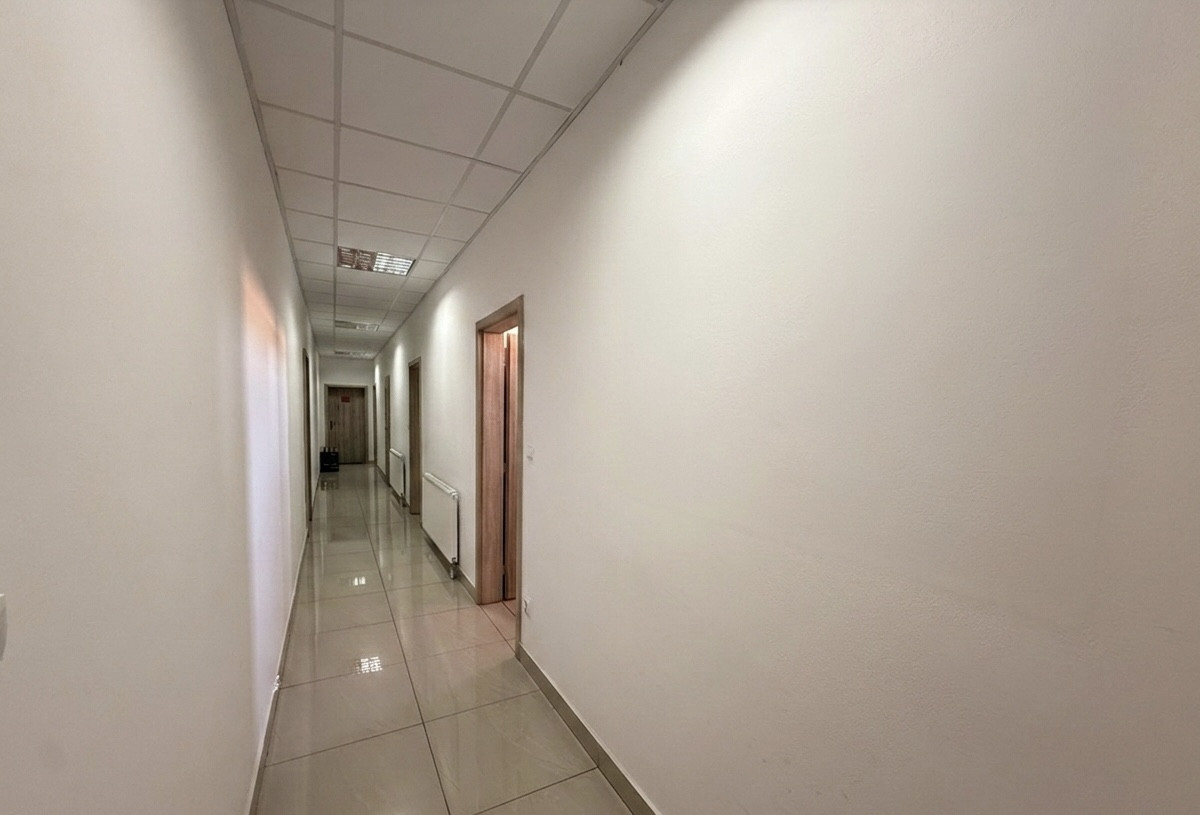 Ponúkane na prenájom priestranný obchodno-skladový priestor na Budovateľskej ulici vo Vranove nad Topľou