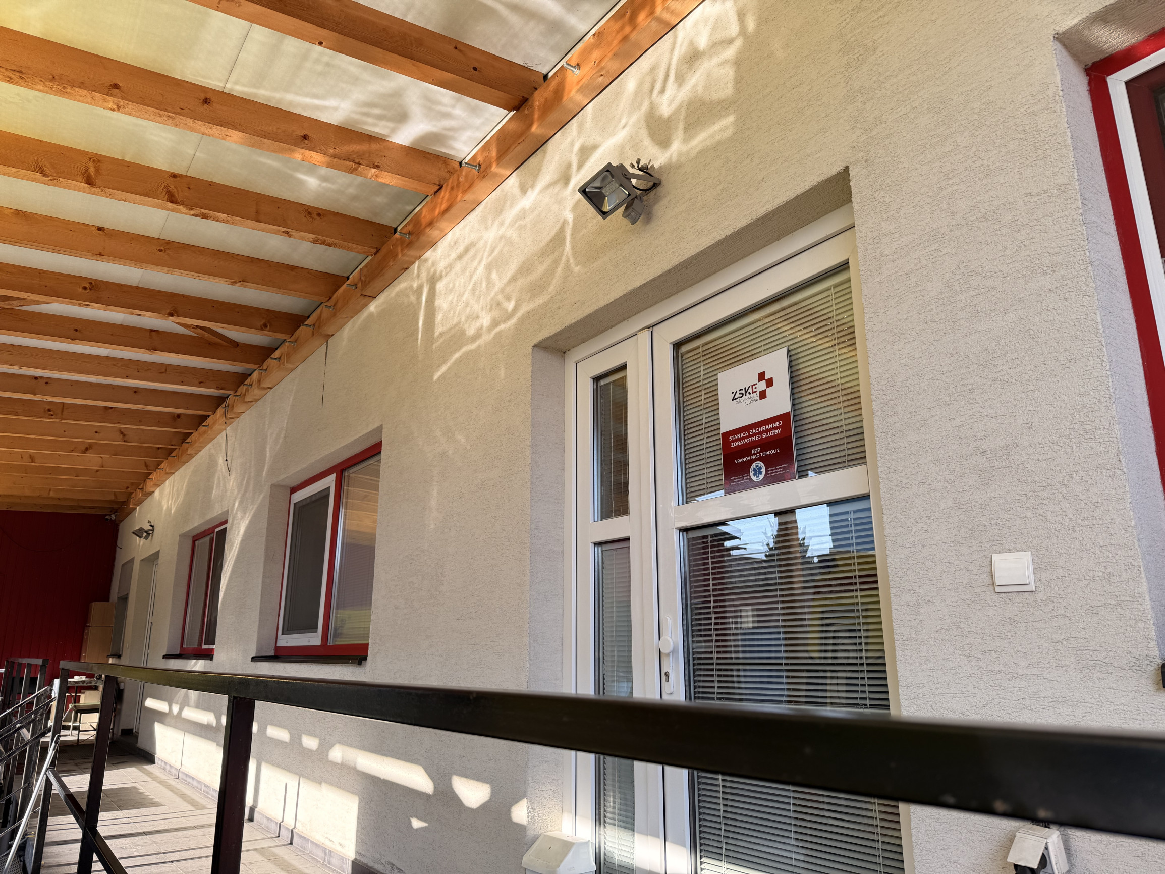 Ponúkane na prenájom priestranný obchodno-skladový priestor na Budovateľskej ulici vo Vranove nad Topľou