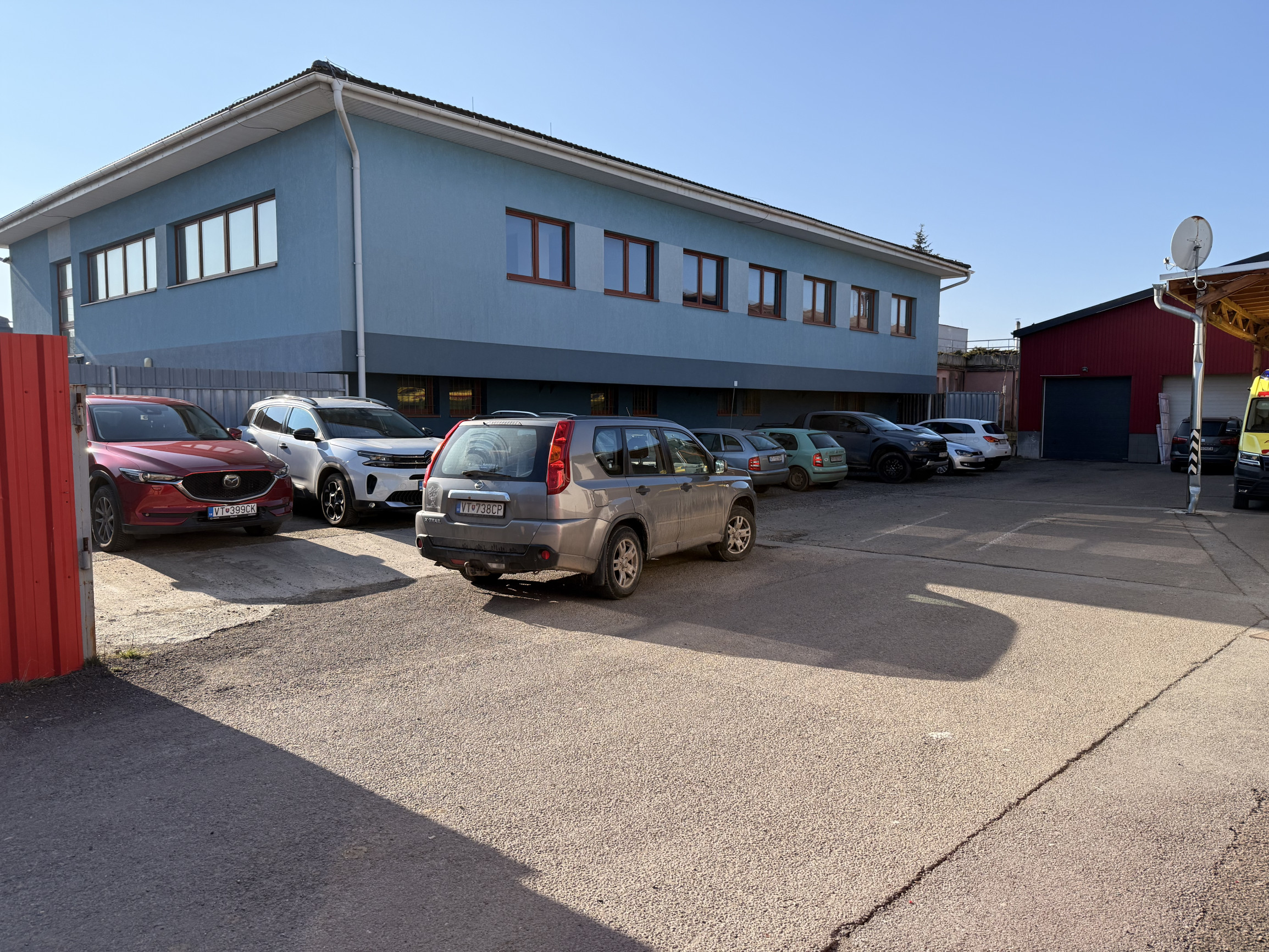 Ponúkane na prenájom priestranný obchodno-skladový priestor na Budovateľskej ulici vo Vranove nad Topľou