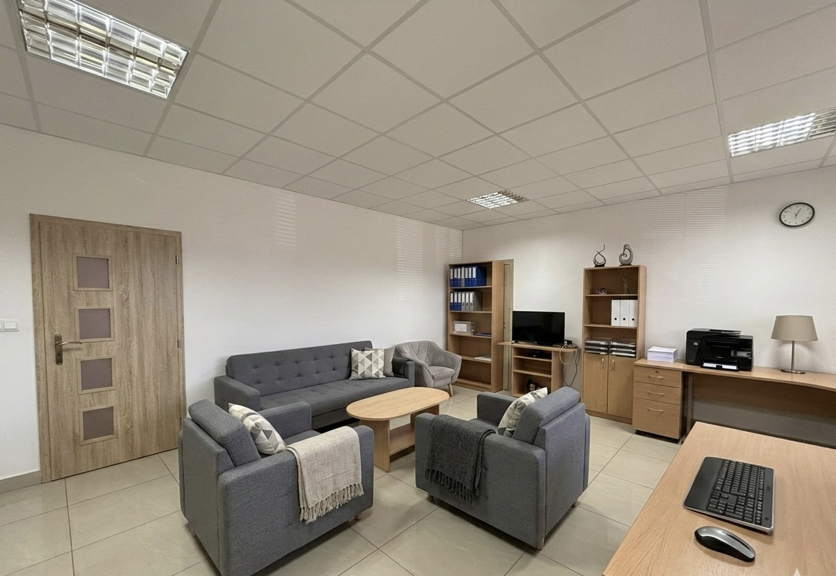 Ponúkane na prenájom priestranný obchodno-skladový priestor na Budovateľskej ulici vo Vranove nad Topľou