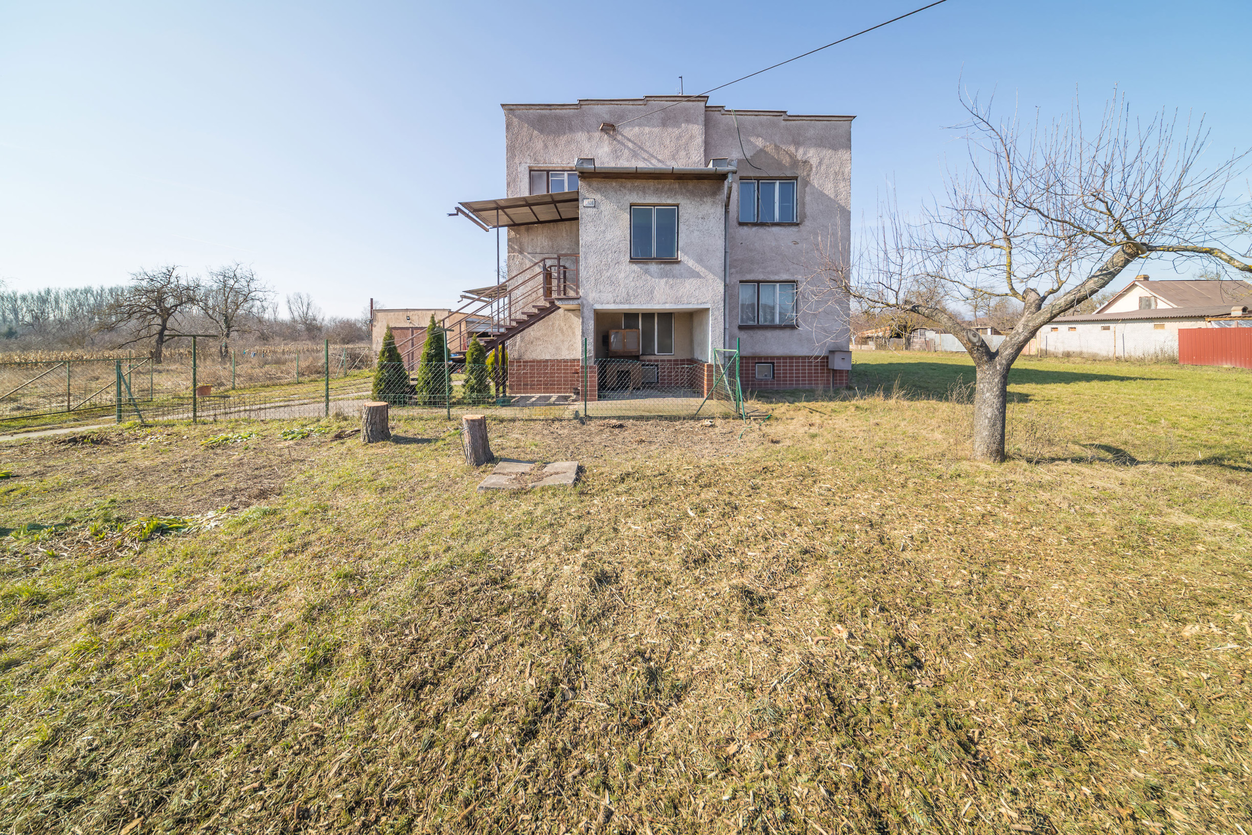 Dvojgeneračný RD  na predaj ● 5 izieb ● okrajová časť obce Veľká Ida