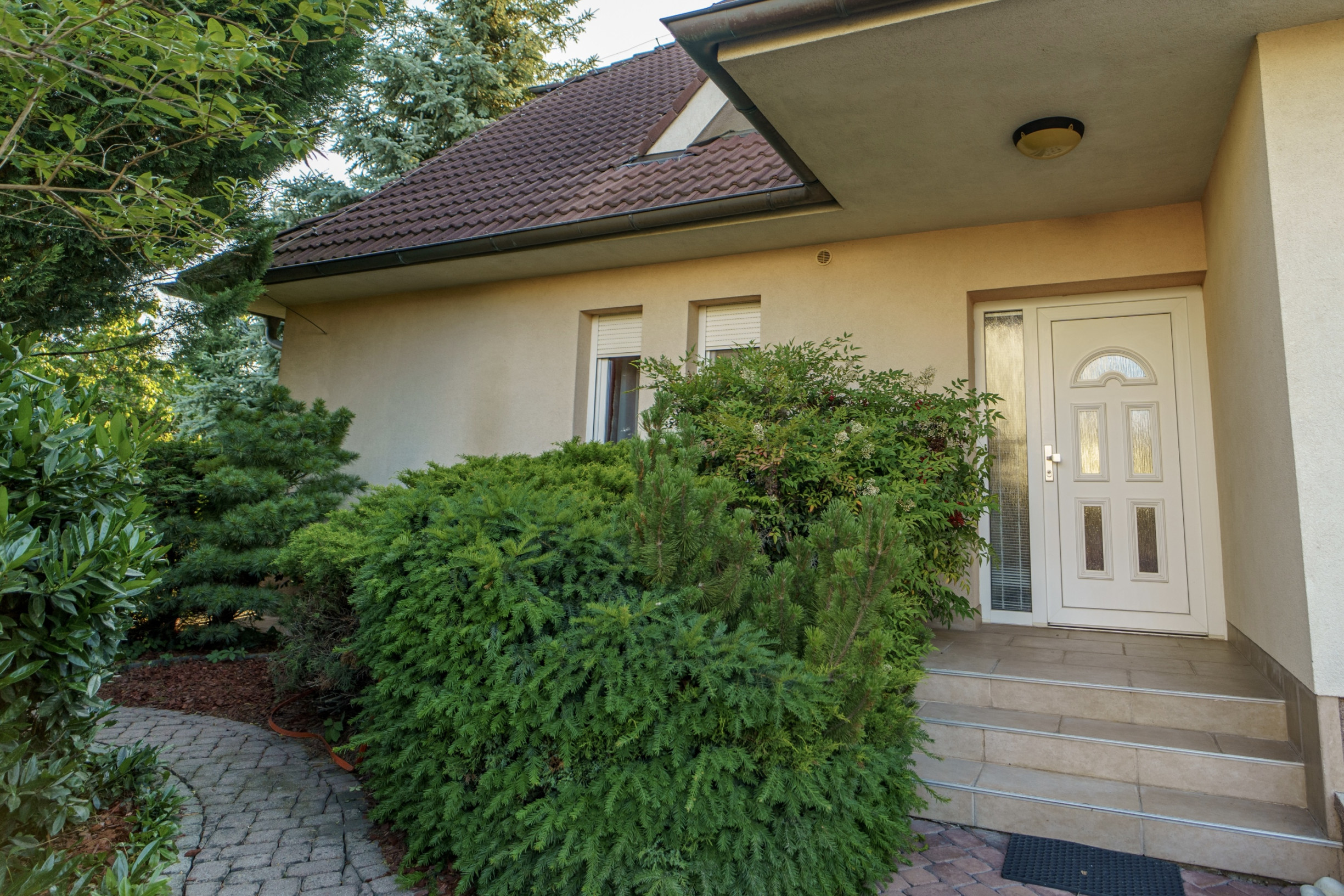 Ponúkame na predaj priestranný rodinný dom 456,06m2 s bazénom v tichej ulici, blízko centra Stupavy