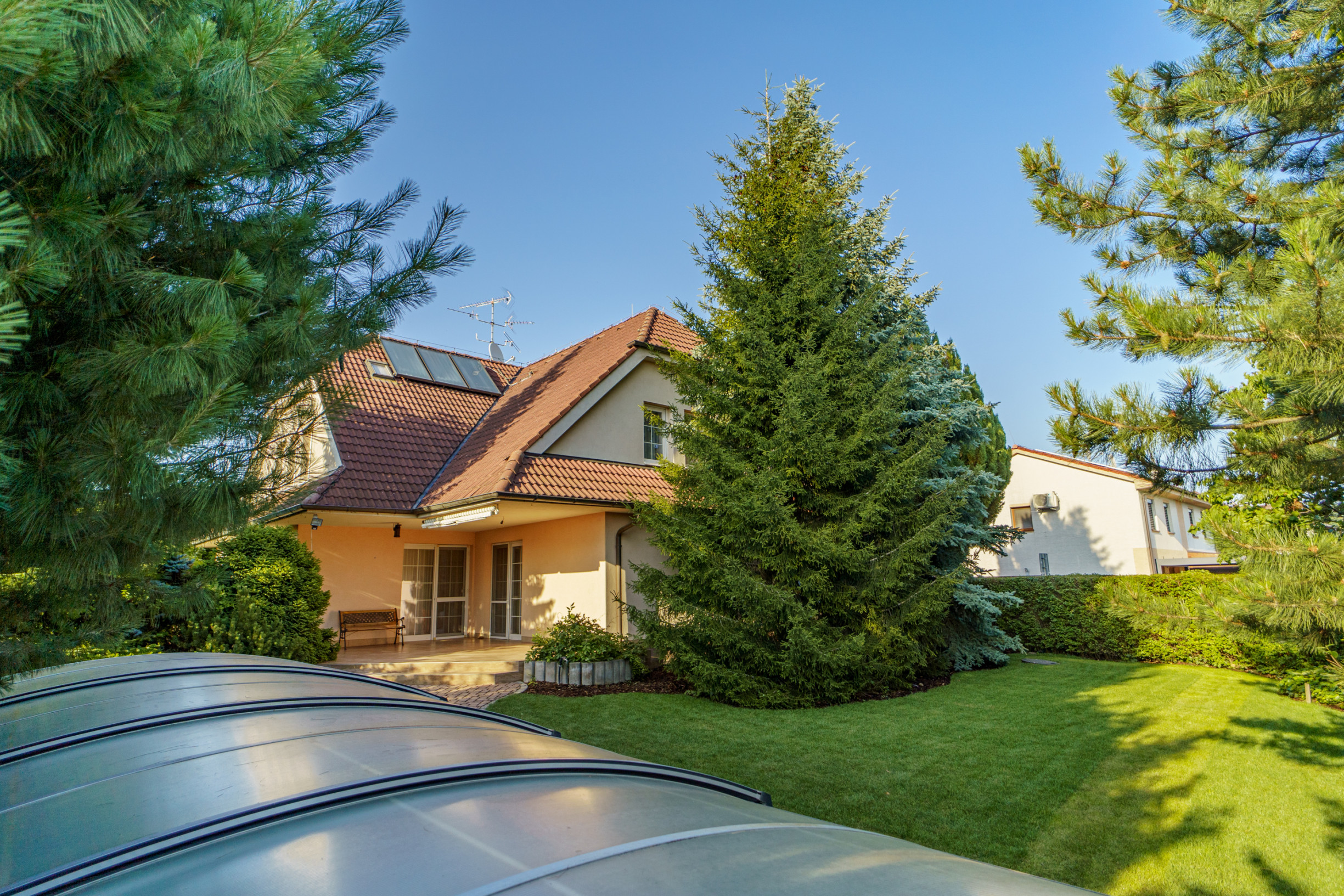 Ponúkame na predaj priestranný rodinný dom 456,06m2 s bazénom v tichej ulici, blízko centra Stupavy