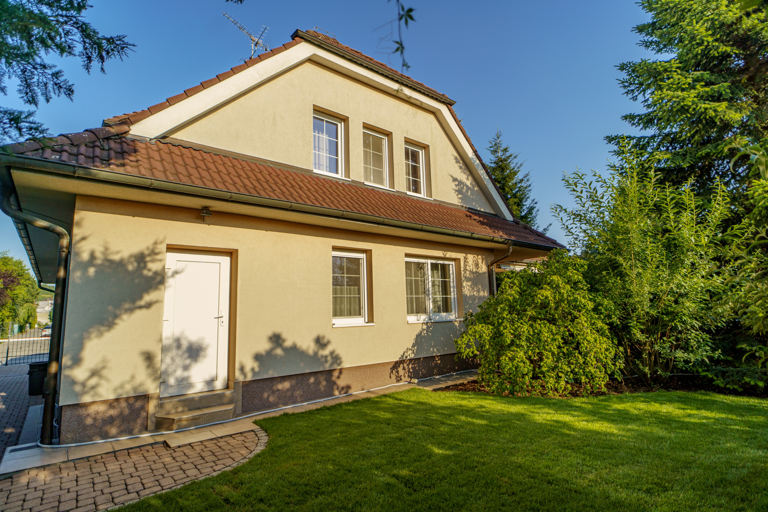 Ponúkame na predaj priestranný rodinný dom 456,06m2 s bazénom v tichej ulici, blízko centra Stupavy