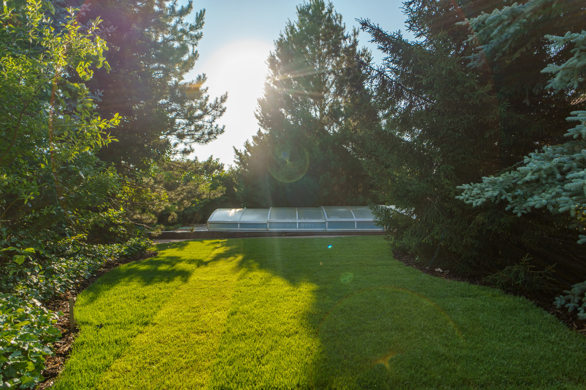 Ponúkame na predaj priestranný rodinný dom 456,06m2 s bazénom v tichej ulici, blízko centra Stupavy