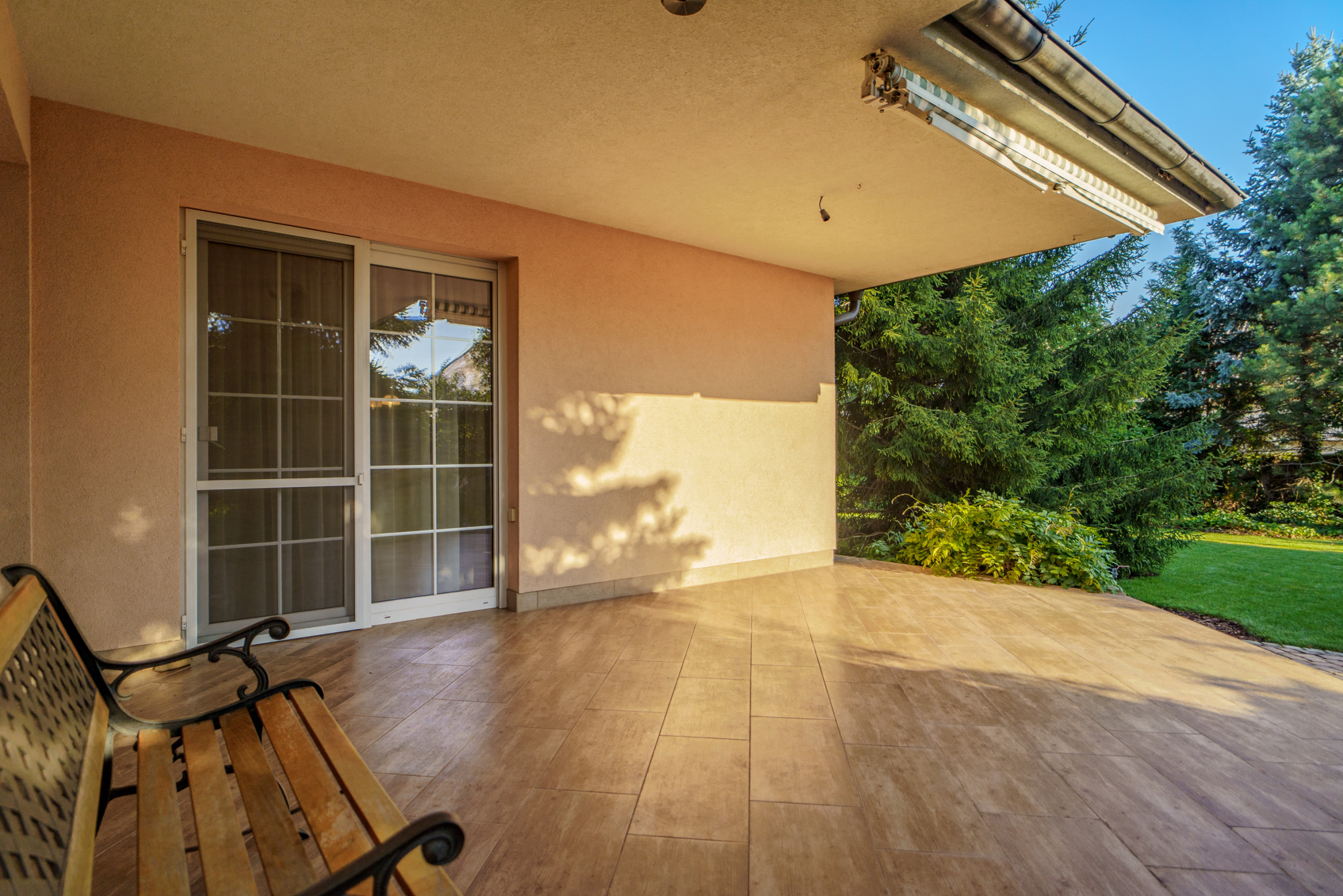 Ponúkame na predaj priestranný rodinný dom 456,06m2 s bazénom v tichej ulici, blízko centra Stupavy