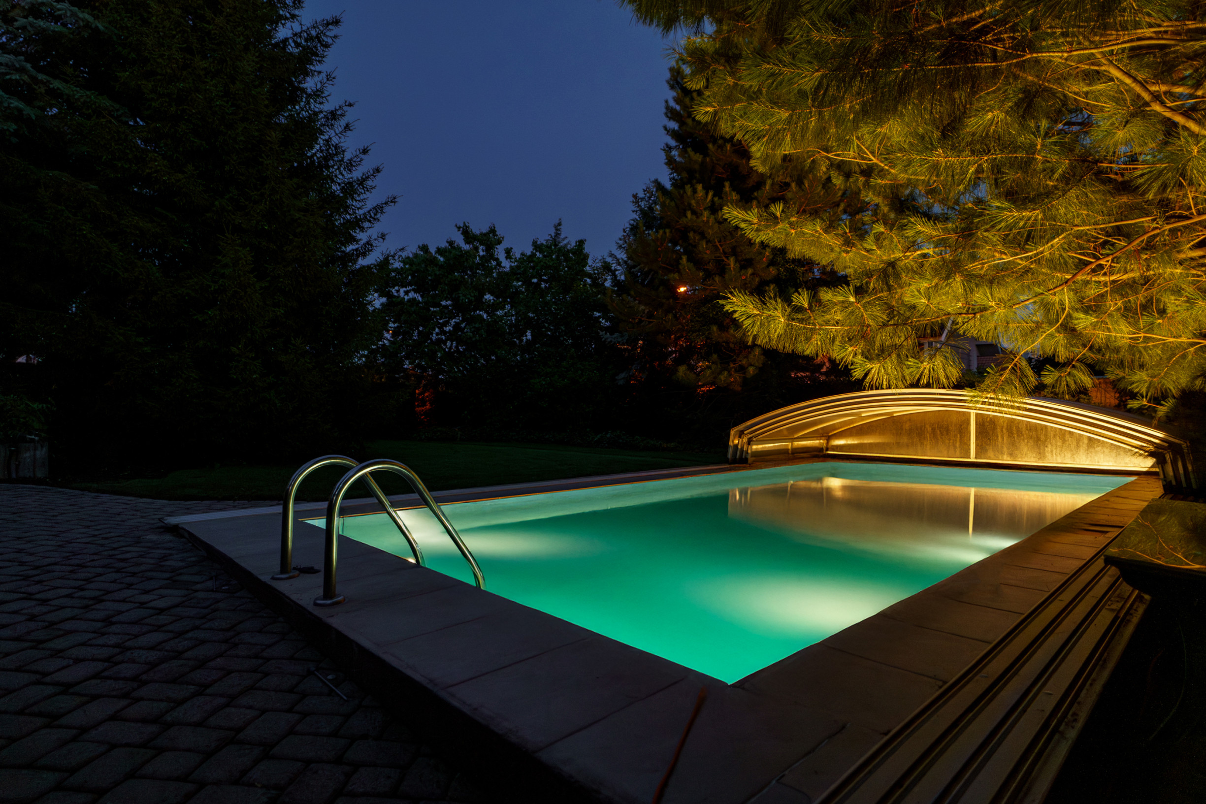 Ponúkame na predaj priestranný rodinný dom 456,06m2 s bazénom v tichej ulici, blízko centra Stupavy