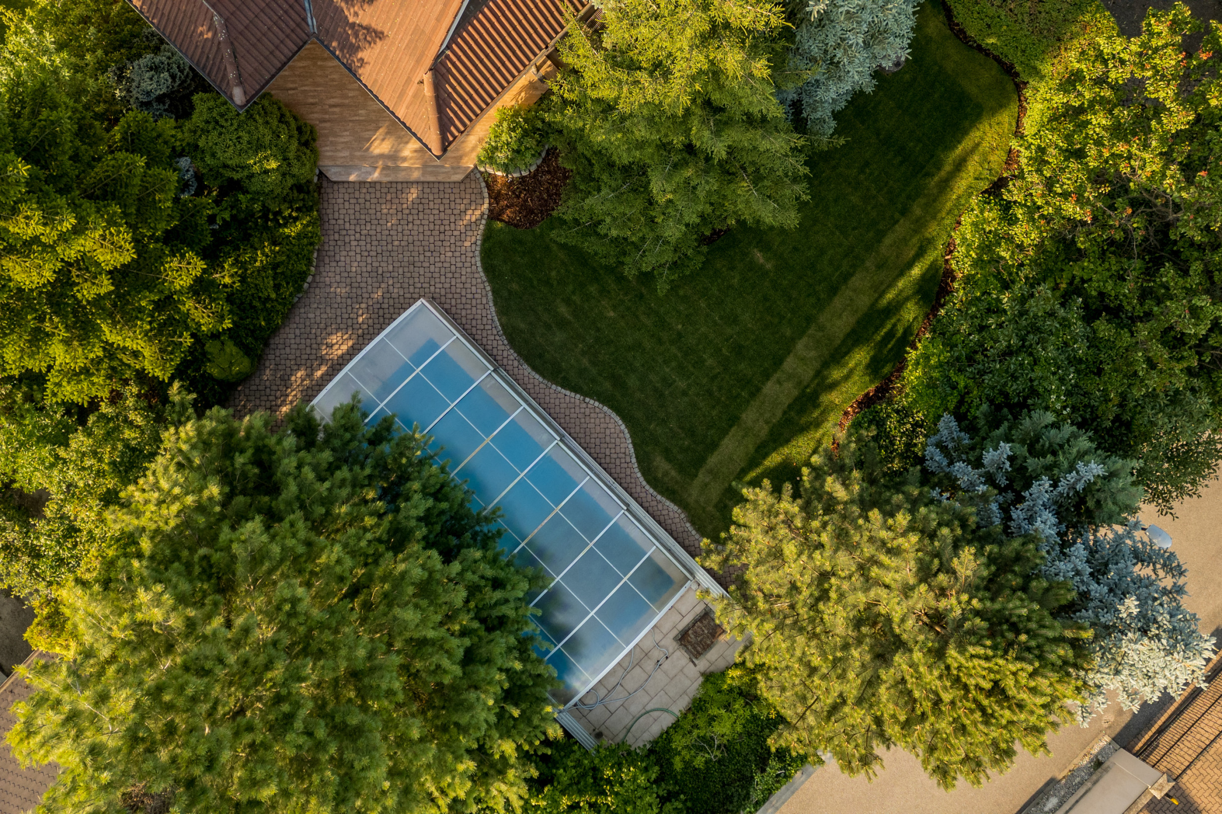 Ponúkame na predaj priestranný rodinný dom 456,06m2 s bazénom v tichej ulici, blízko centra Stupavy