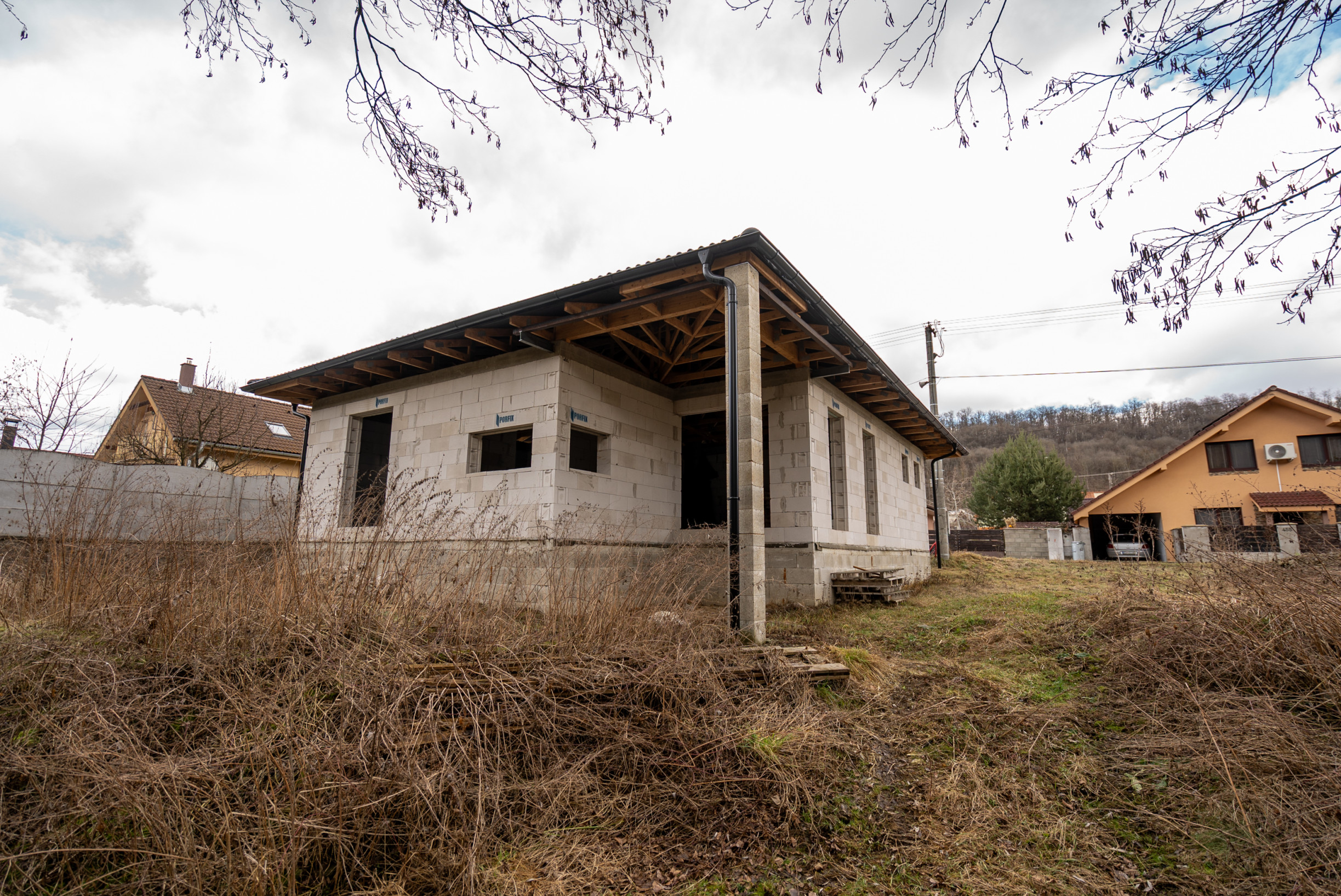 NA PREDAJ – Moderný 4-izbový rodinný dom s veľkou terasou a súkromím | Hontianske Nemce | pozemok 765 m²