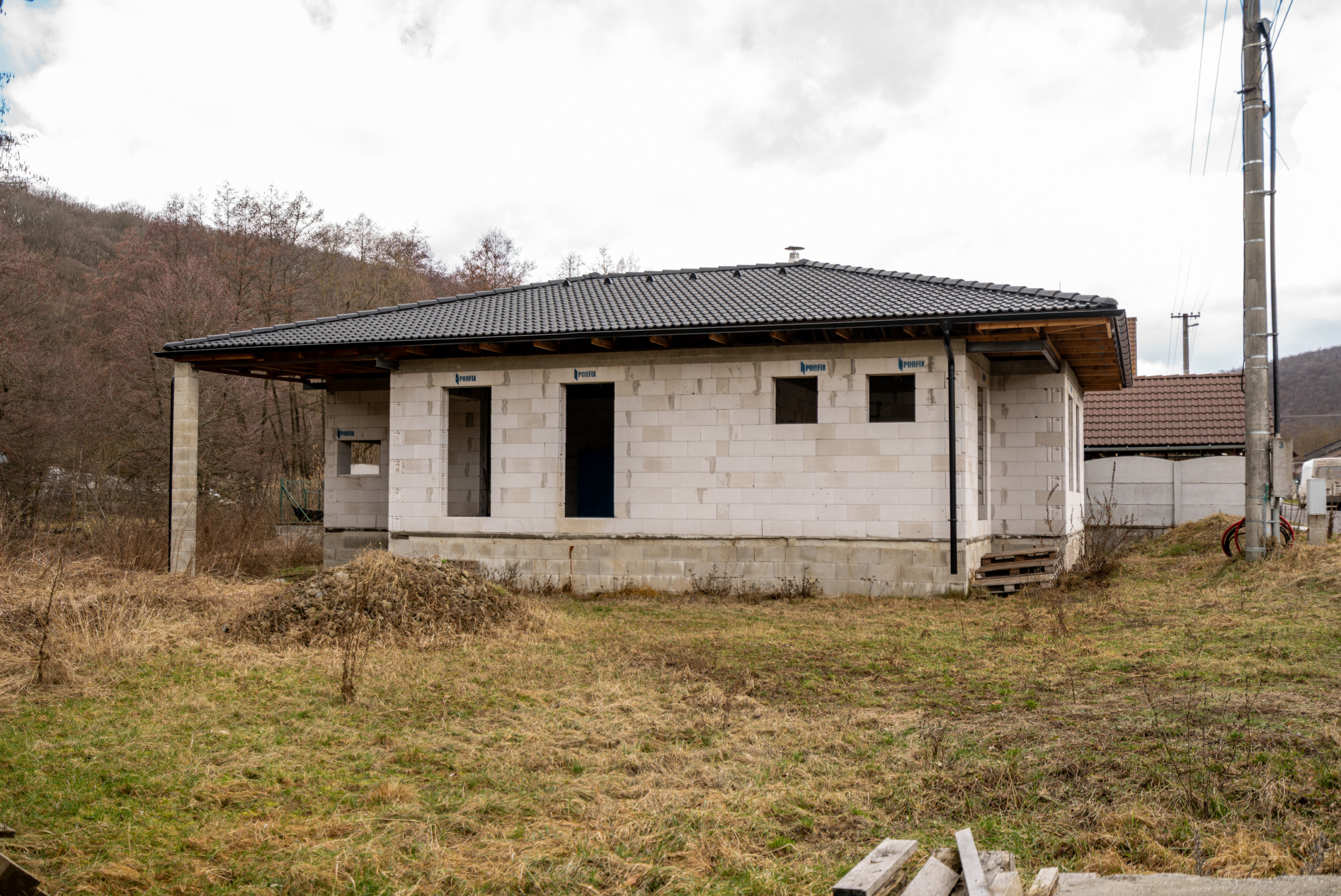 NA PREDAJ – Moderný 4-izbový rodinný dom s veľkou terasou a súkromím | Hontianske Nemce | pozemok 765 m²