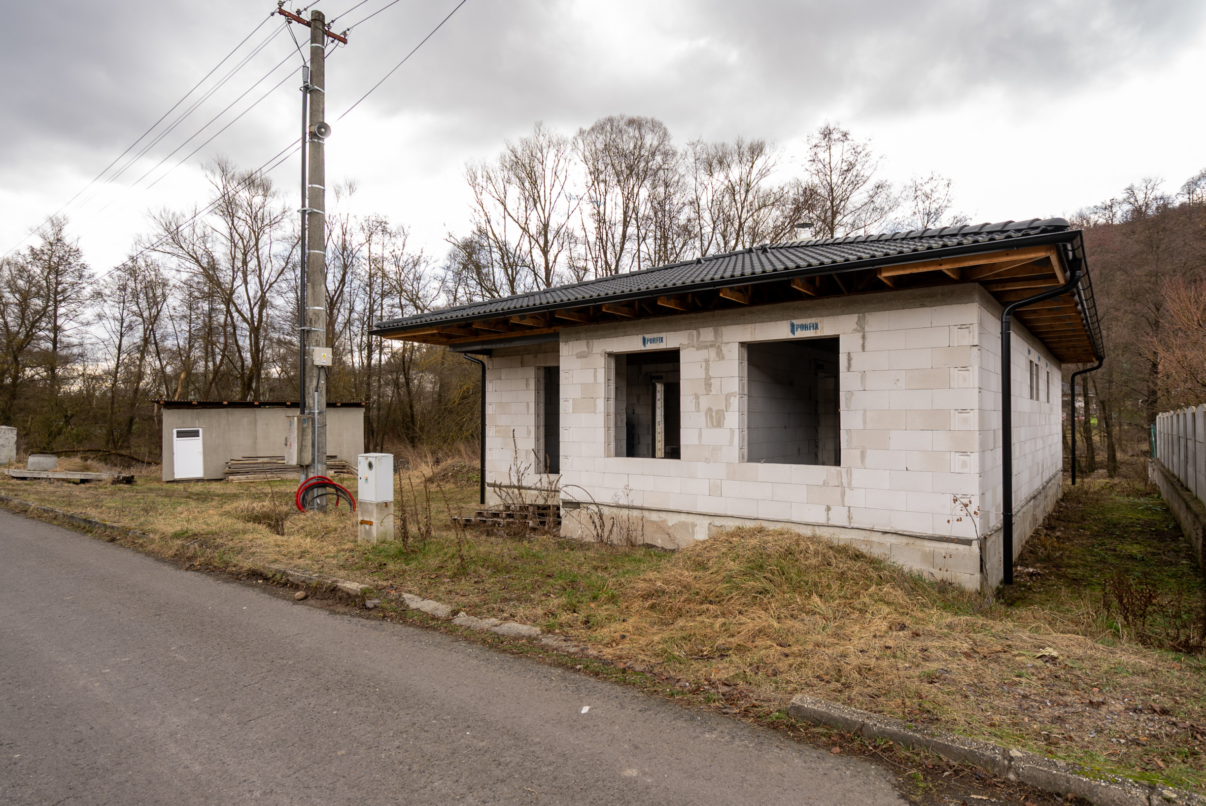 NA PREDAJ – Moderný 4-izbový rodinný dom s veľkou terasou a súkromím | Hontianske Nemce | pozemok 765 m²