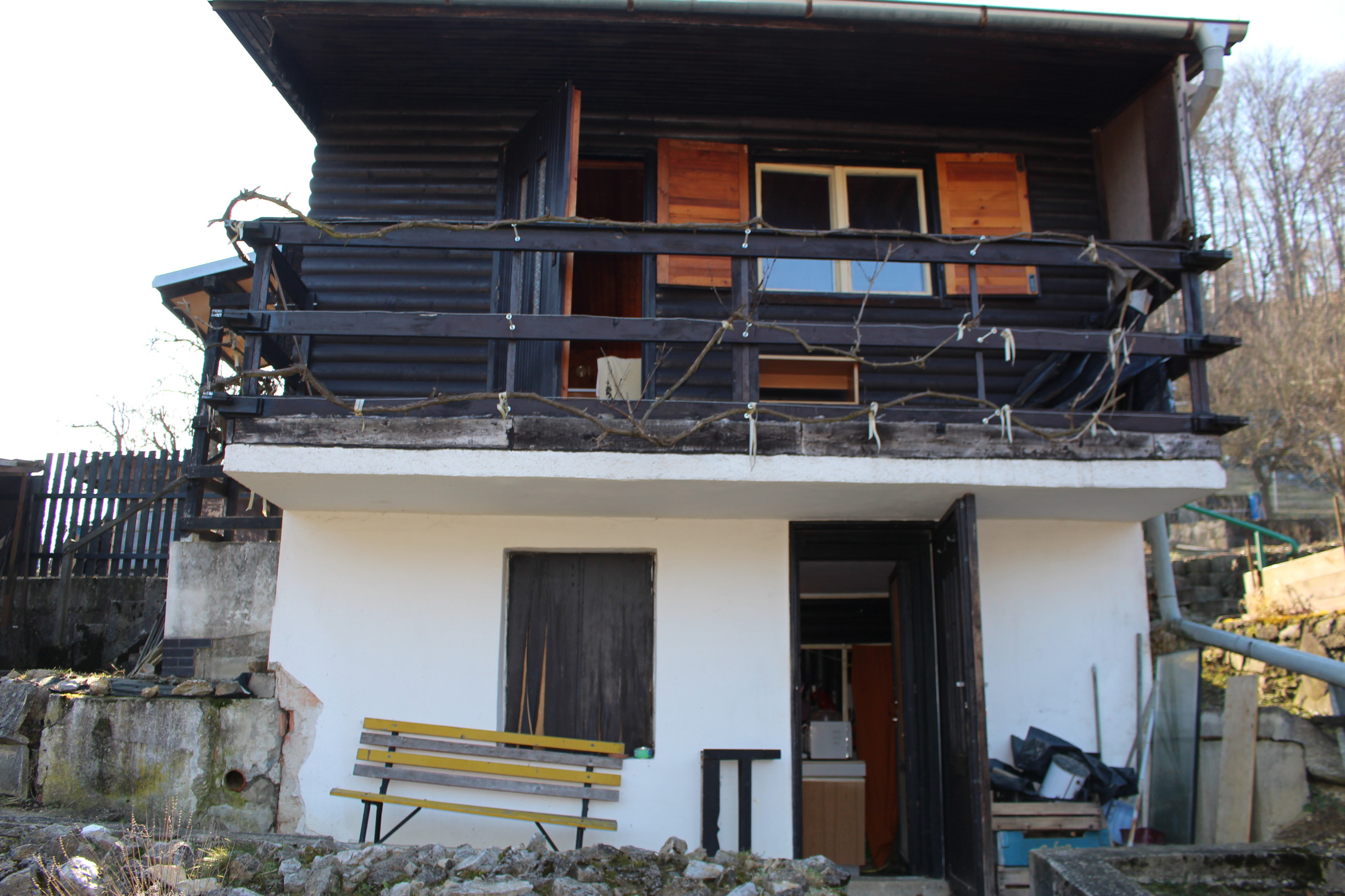 REZERVOVANÉ - Predaj  záhradnej chaty so záhradou 335 m2, krbom, Banská Bystrica-Riečka