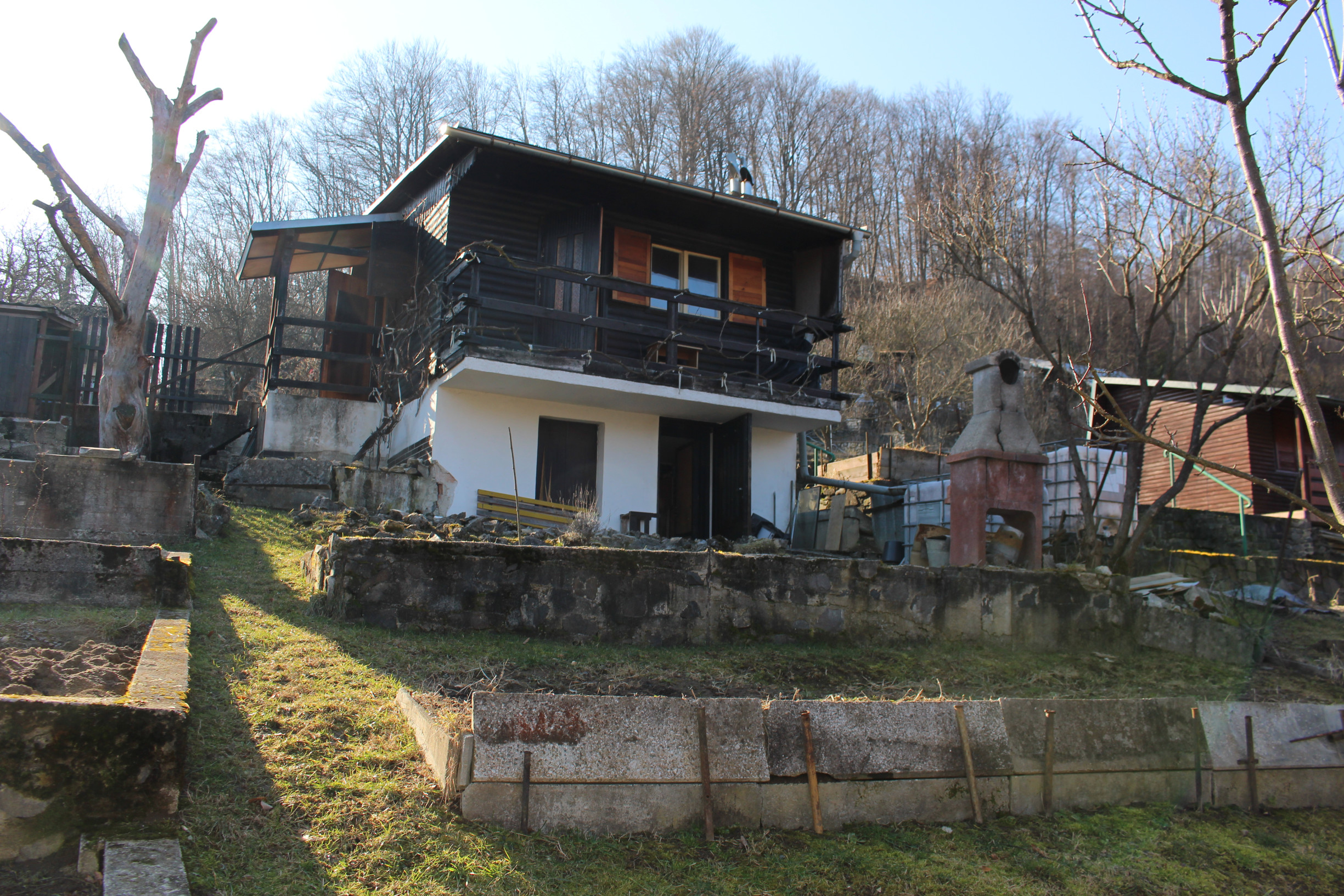 REZERVOVANÉ - Predaj  záhradnej chaty so záhradou 335 m2, krbom, Banská Bystrica-Riečka