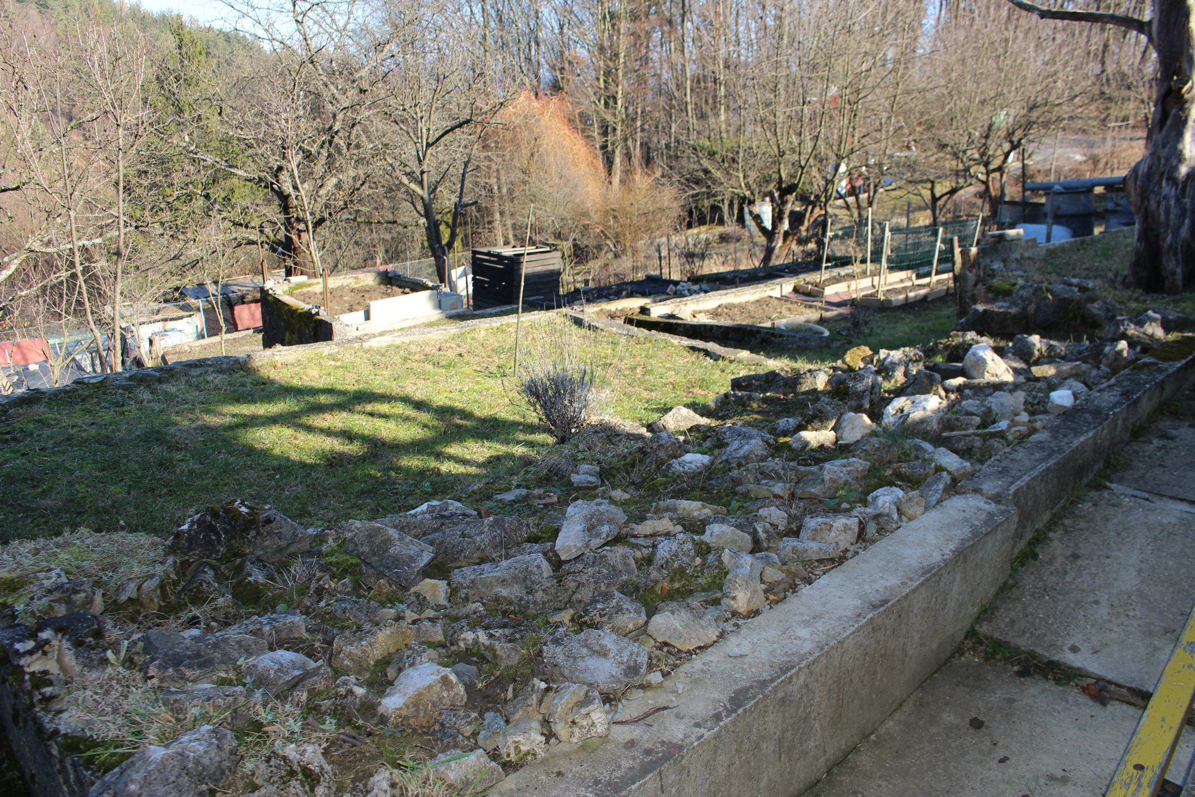 REZERVOVANÉ - Predaj  záhradnej chaty so záhradou 335 m2, krbom, Banská Bystrica-Riečka