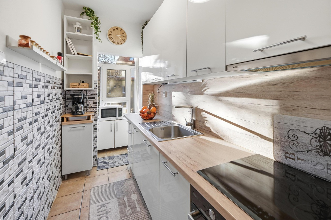 REZERVOVANÉ - Na predaj zrekonštruovaný 3-izbový s loggiou, 74,50 m2, Revúcka ulica, Bratislava-Nivy