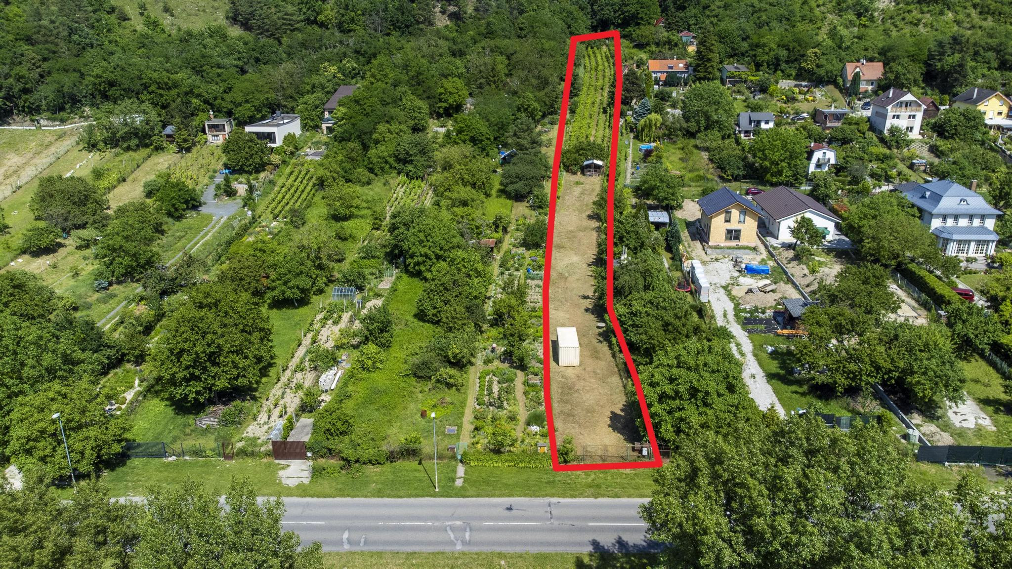 Na predaj pozemok s projektom a stavebným povolením DNV, južný svah s výhľadom na Rakúsko