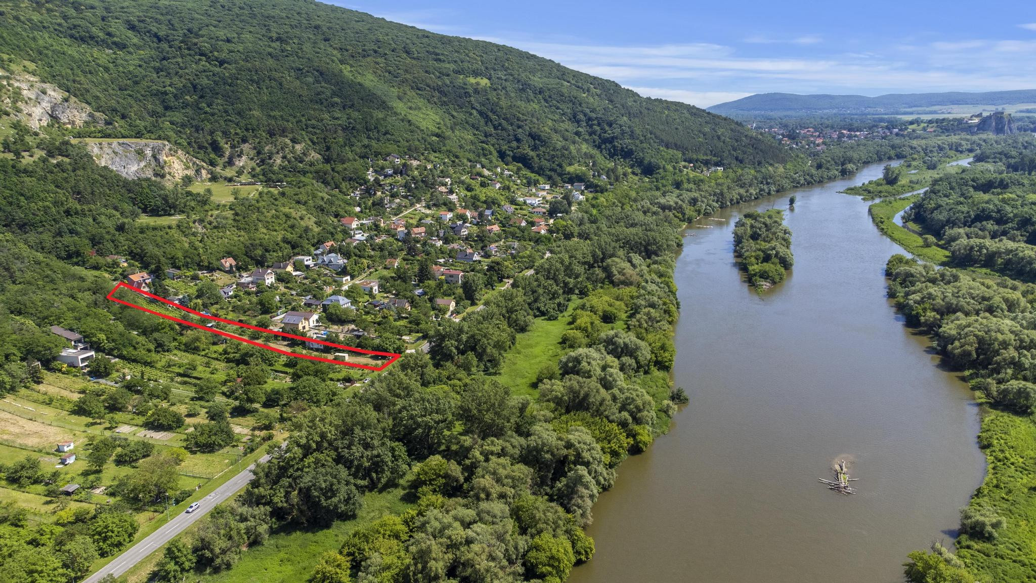 Na predaj pozemok s projektom a stavebným povolením DNV, južný svah s výhľadom na Rakúsko