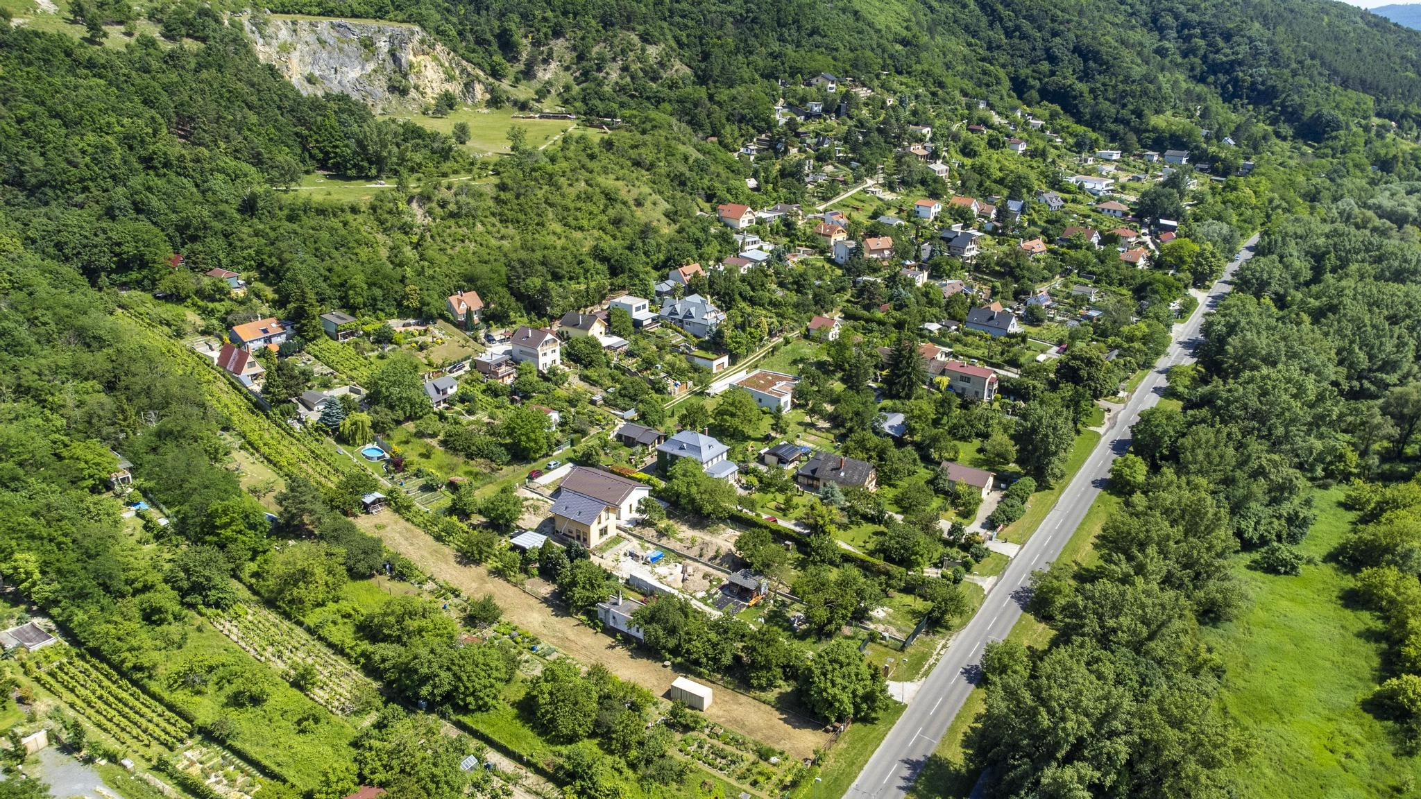 Na predaj pozemok s projektom a stavebným povolením DNV, južný svah s výhľadom na Rakúsko