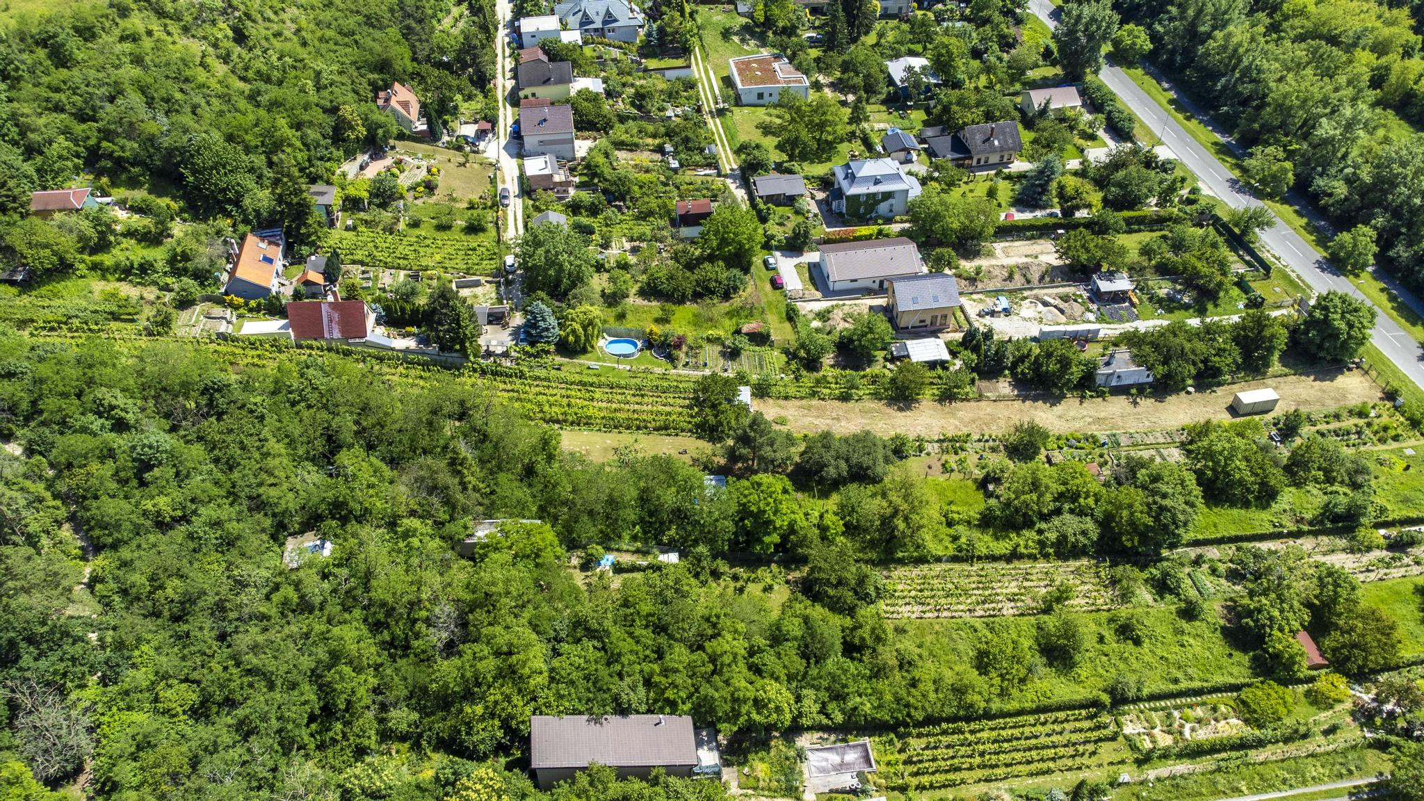 Na predaj pozemok s projektom a stavebným povolením DNV, južný svah s výhľadom na Rakúsko