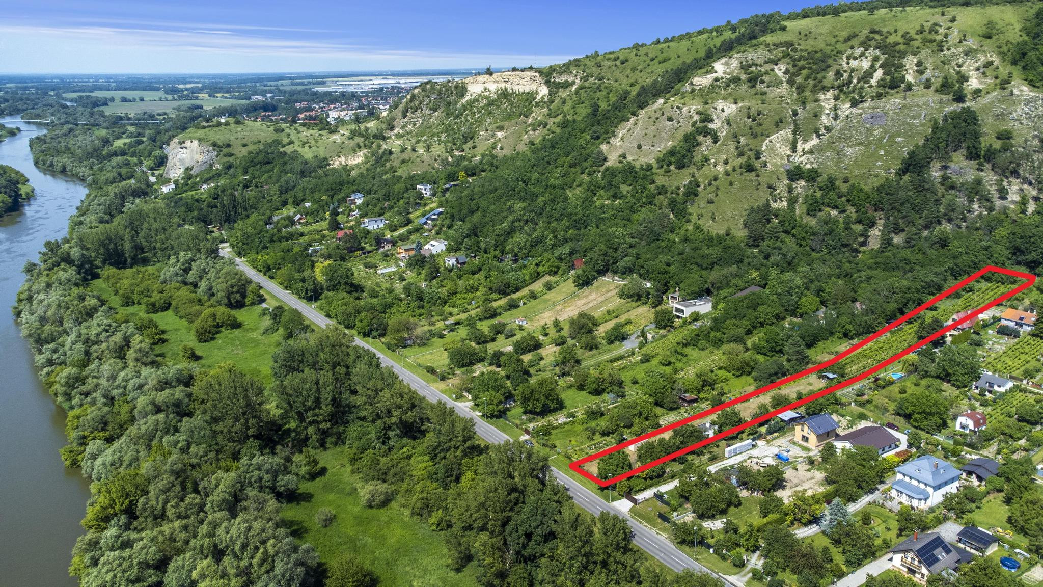 Na predaj pozemok s projektom a stavebným povolením DNV, južný svah s výhľadom na Rakúsko