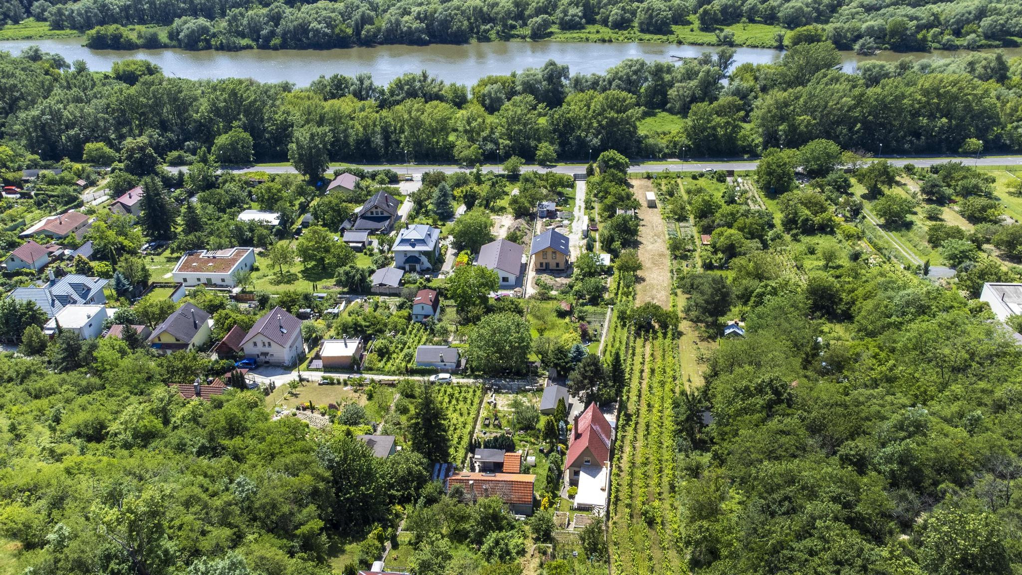 Na predaj pozemok s projektom a stavebným povolením DNV, južný svah s výhľadom na Rakúsko