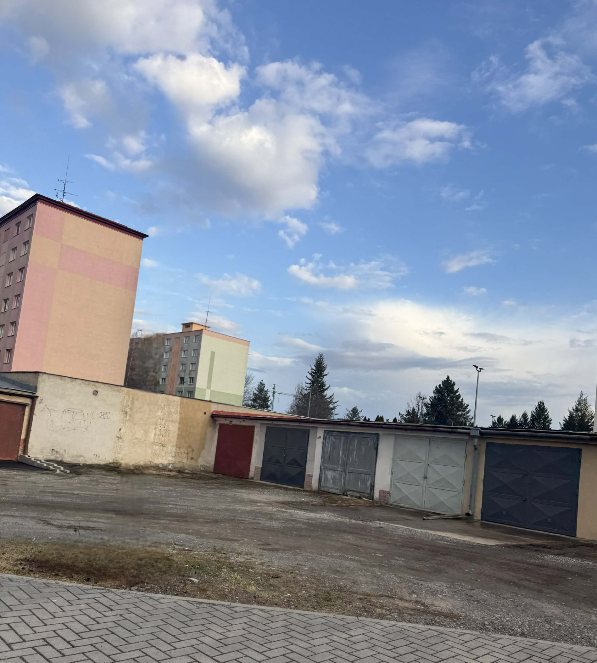 Exkluzívna ponuka! Ponúkam na predaj garáž v Poprade, časť sídlisko Západ na ul. Jazzovej (pri hoteli Olympia